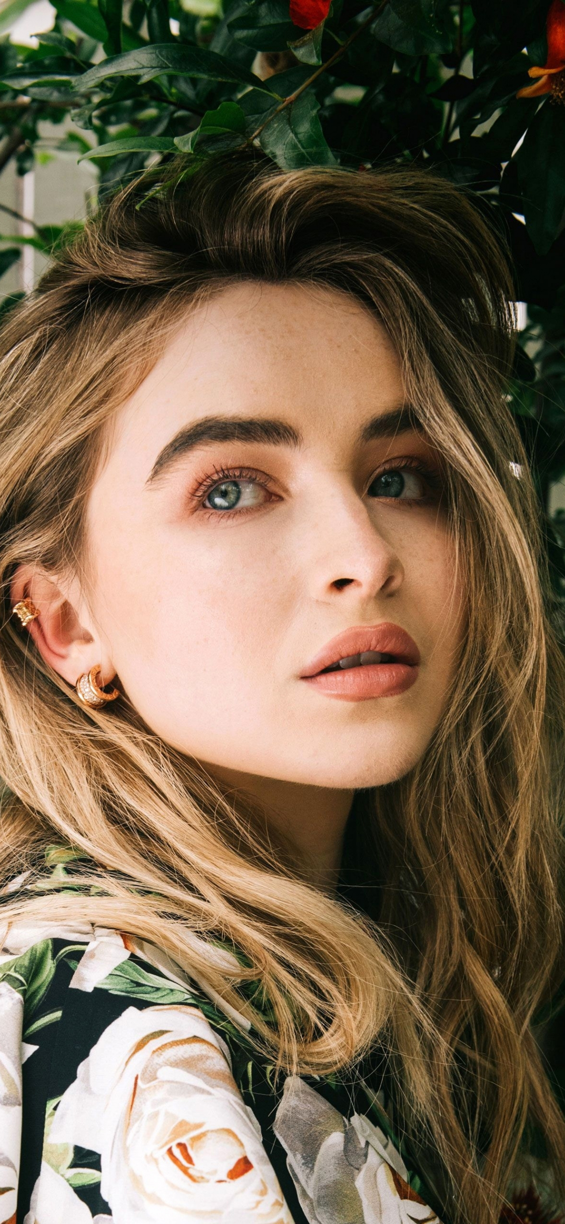 wallpaper 1125x2436 sabrina carpenter