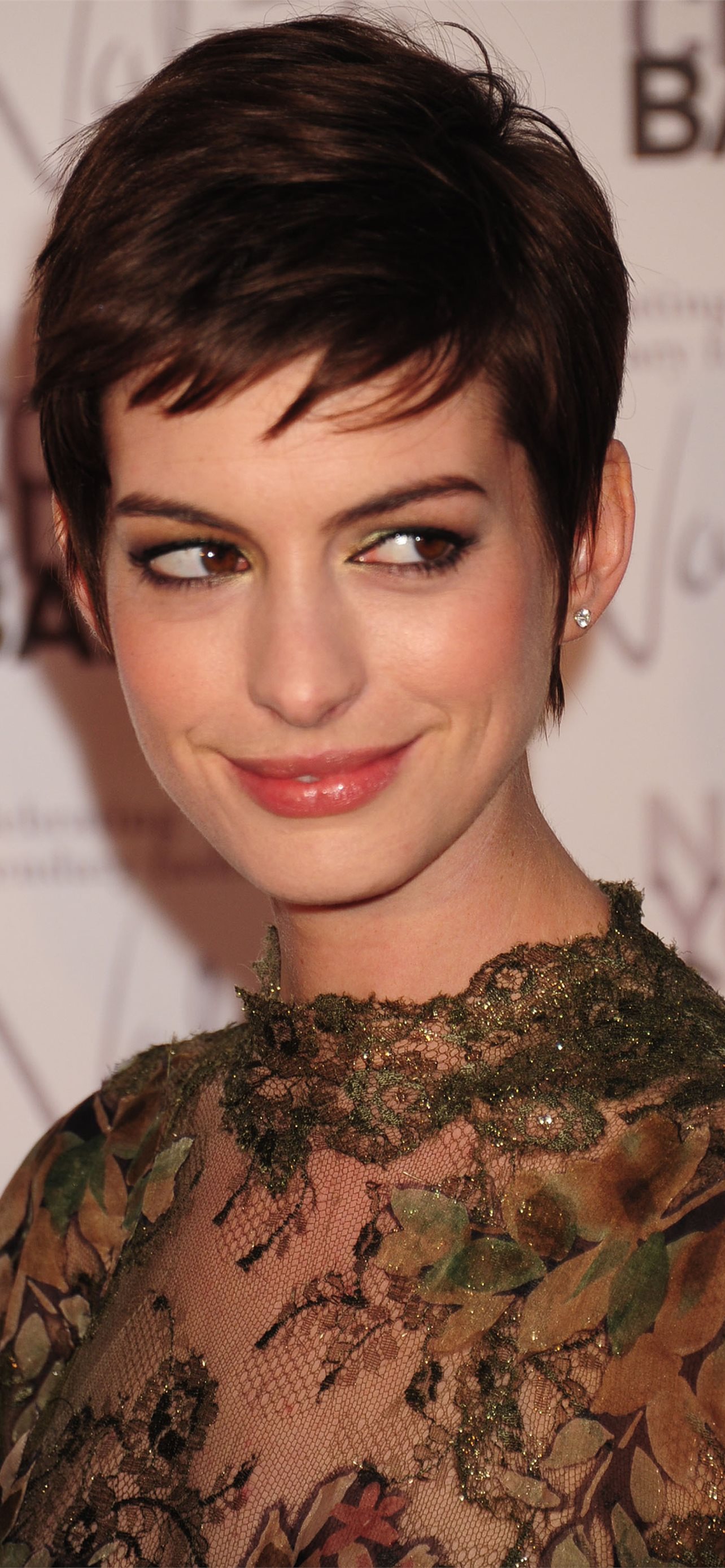 anne hathaway iPhone Wallpaper Free