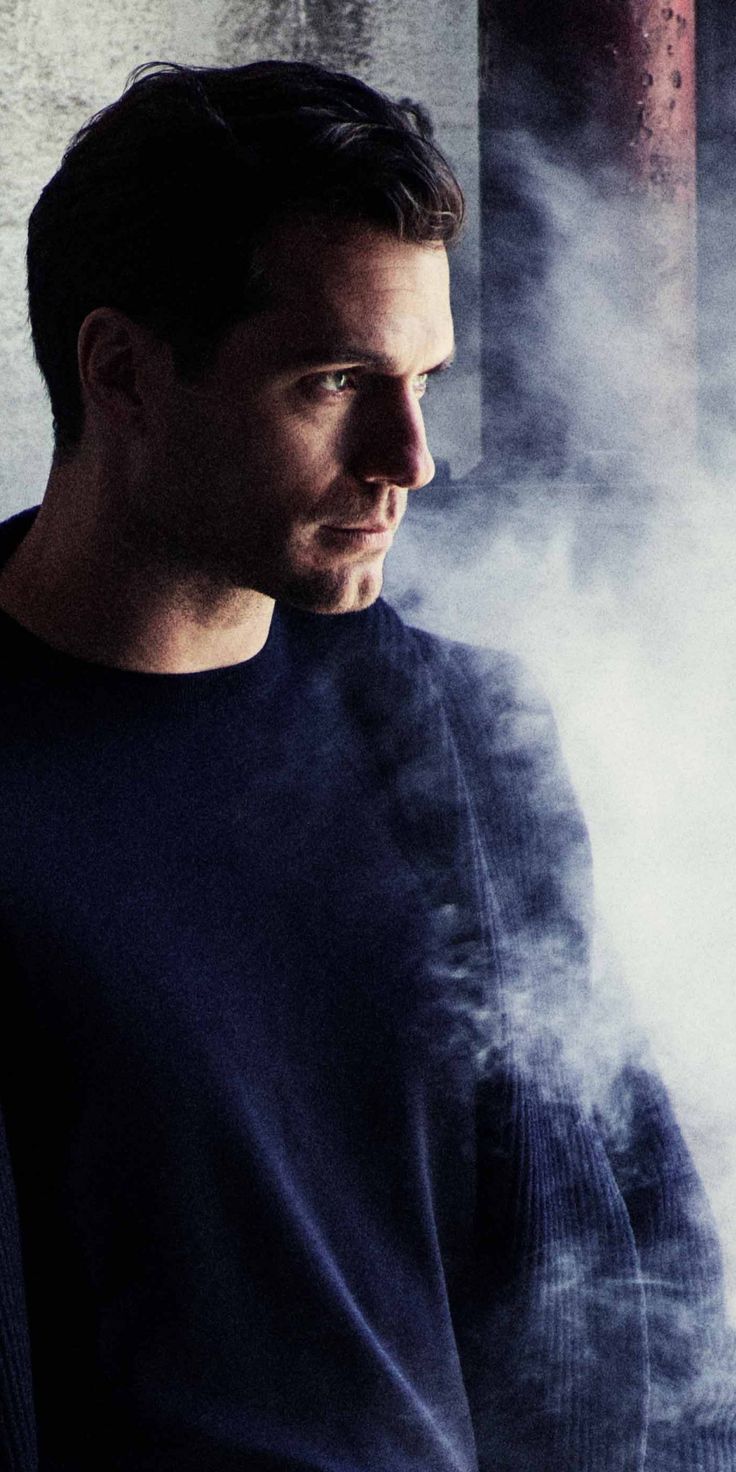 Henry Cavill, leaning to wall, smoke