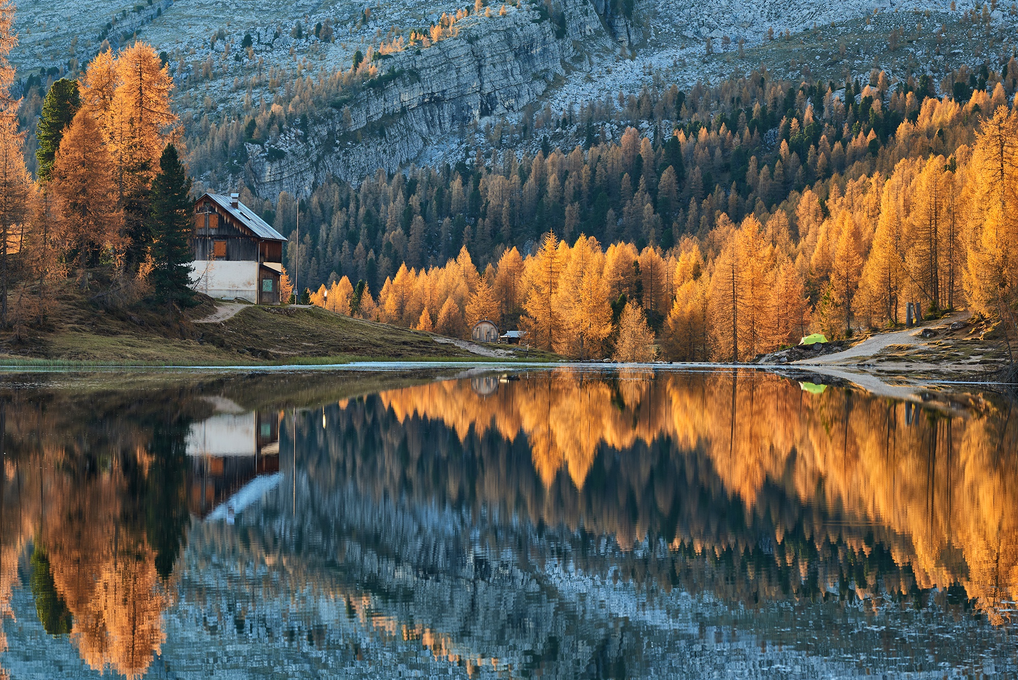 Wallpaper forest, trees, autumn, lake, cabin for mobile and desktop, section природа, resolution 2000x1335