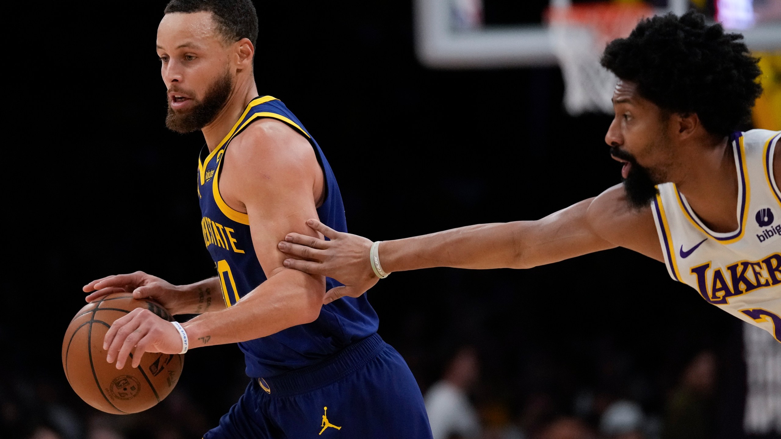 Curry scores 31 in return as Warriors