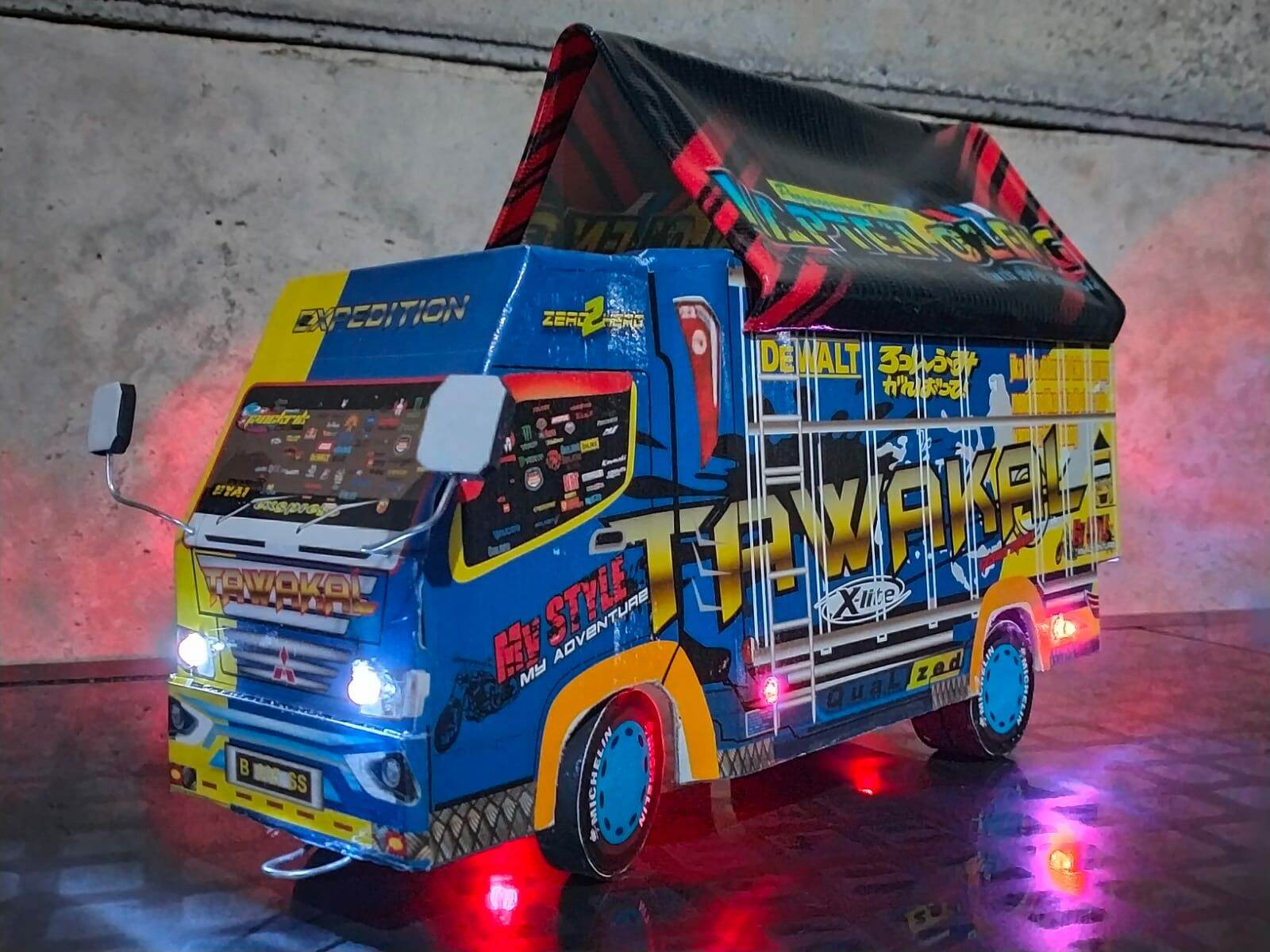 miniatur truk oleng parah tawakal Biru