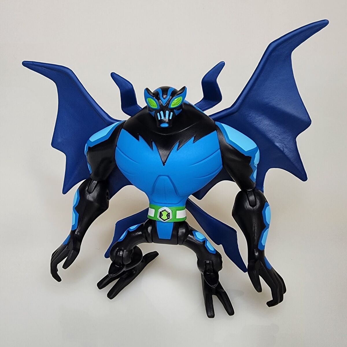Ben 10 Omniverse Big Chill Alien Action