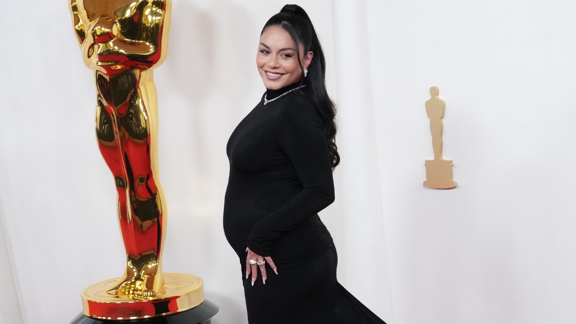Vanessa Hudgens is pregnant, debuting