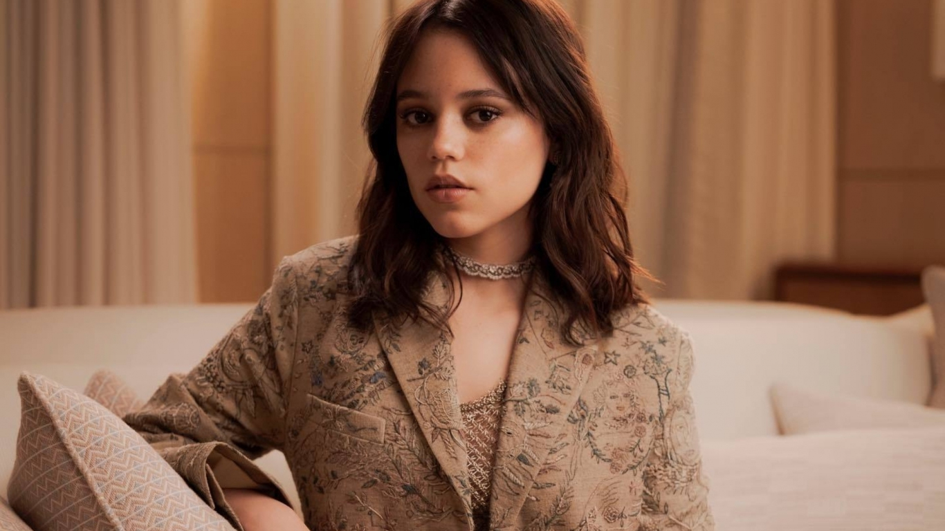 Download wallpaper 1366x768 actress