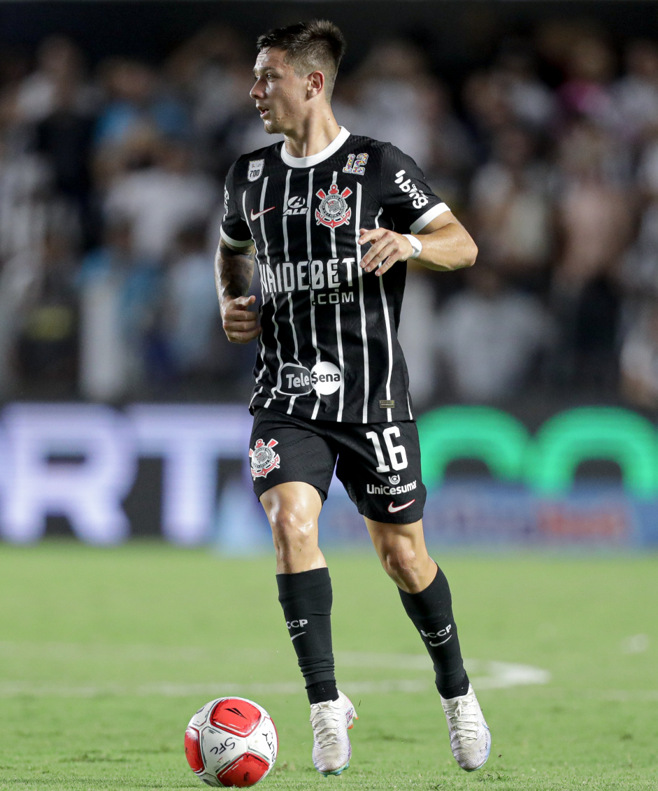 Rodrigo Garro junto à bola em clássico