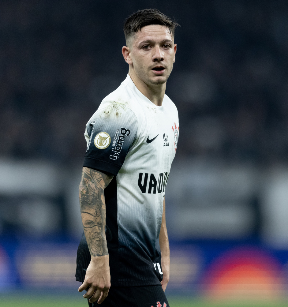 Rodrigo Garro em pé na Neo Química Arena