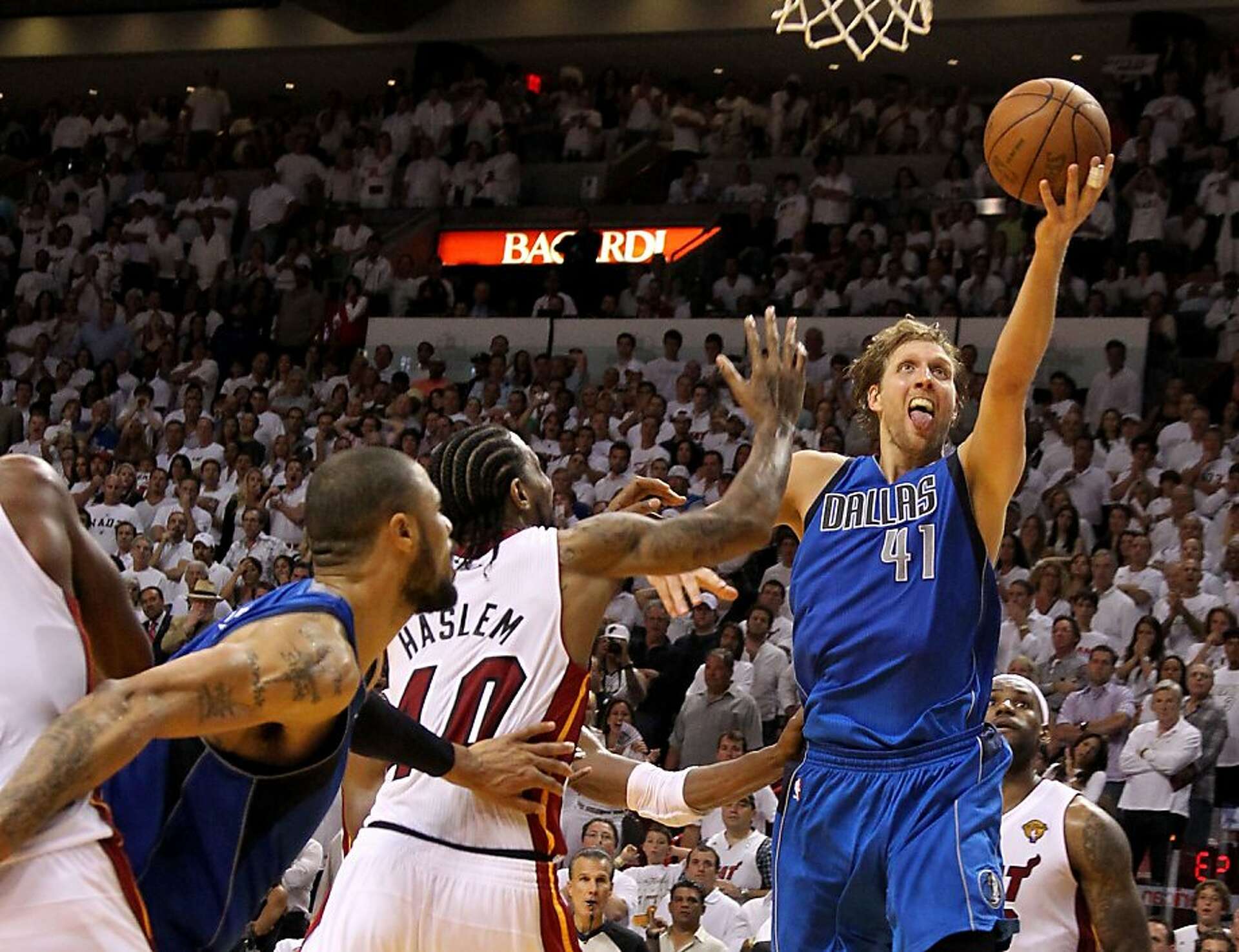 Nowitzki leads late comeback to stun Miami