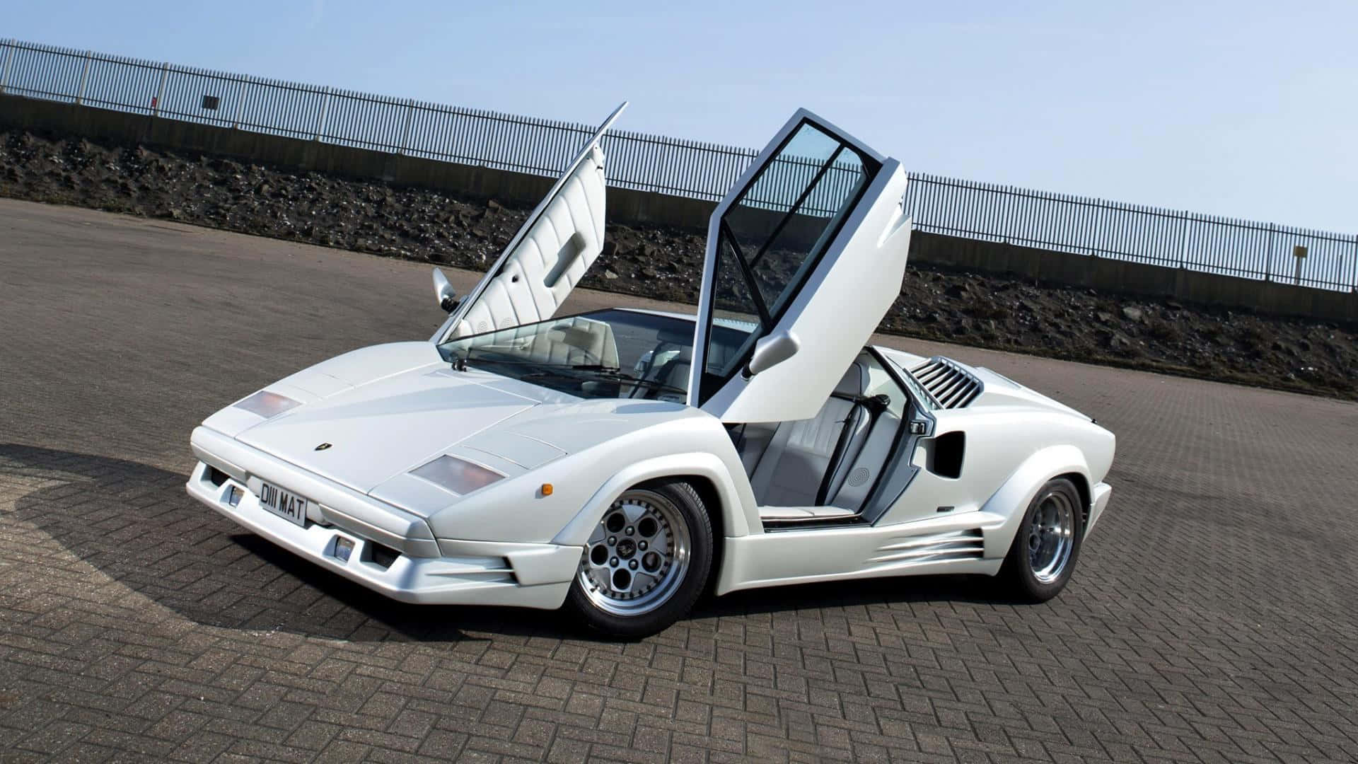 Download Vintage Lamborghini Countach in all its glory Wallpaper