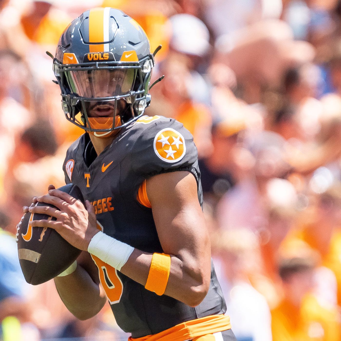 Tennessee QB Nico Iamaleava delivers to