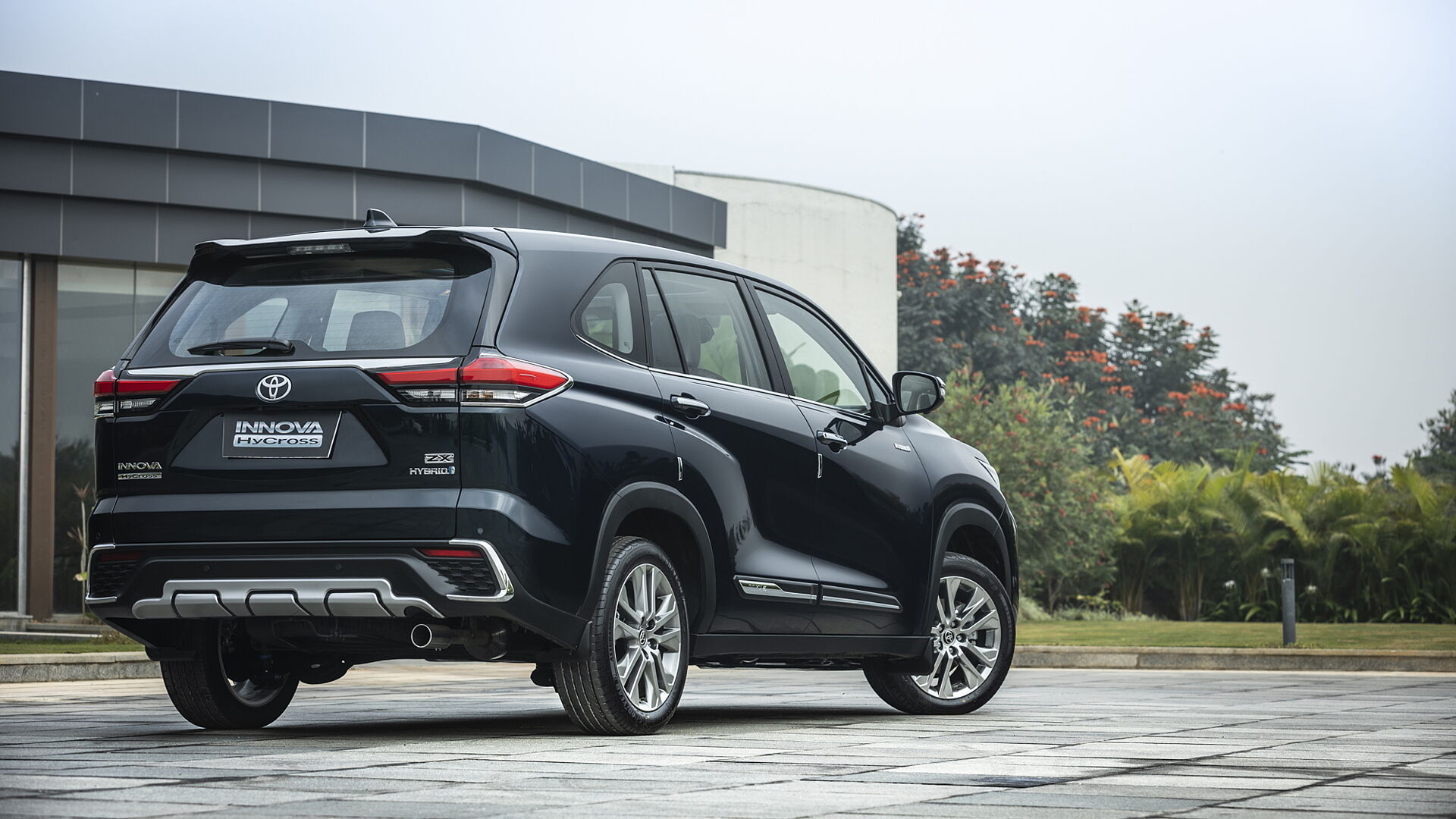 Toyota Innova Hycross Price