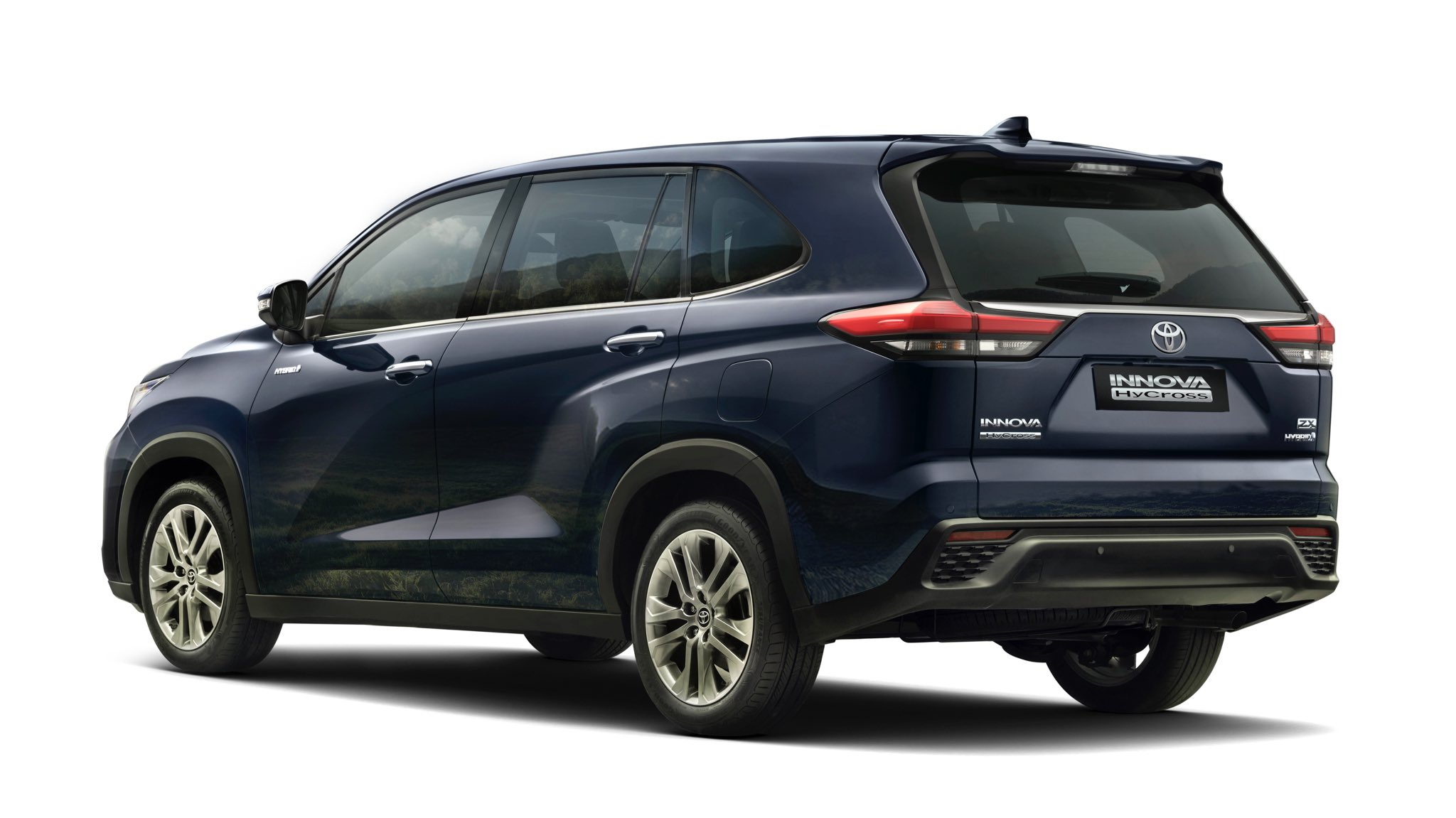 New Toyota Innova Hycross Unveiled, r