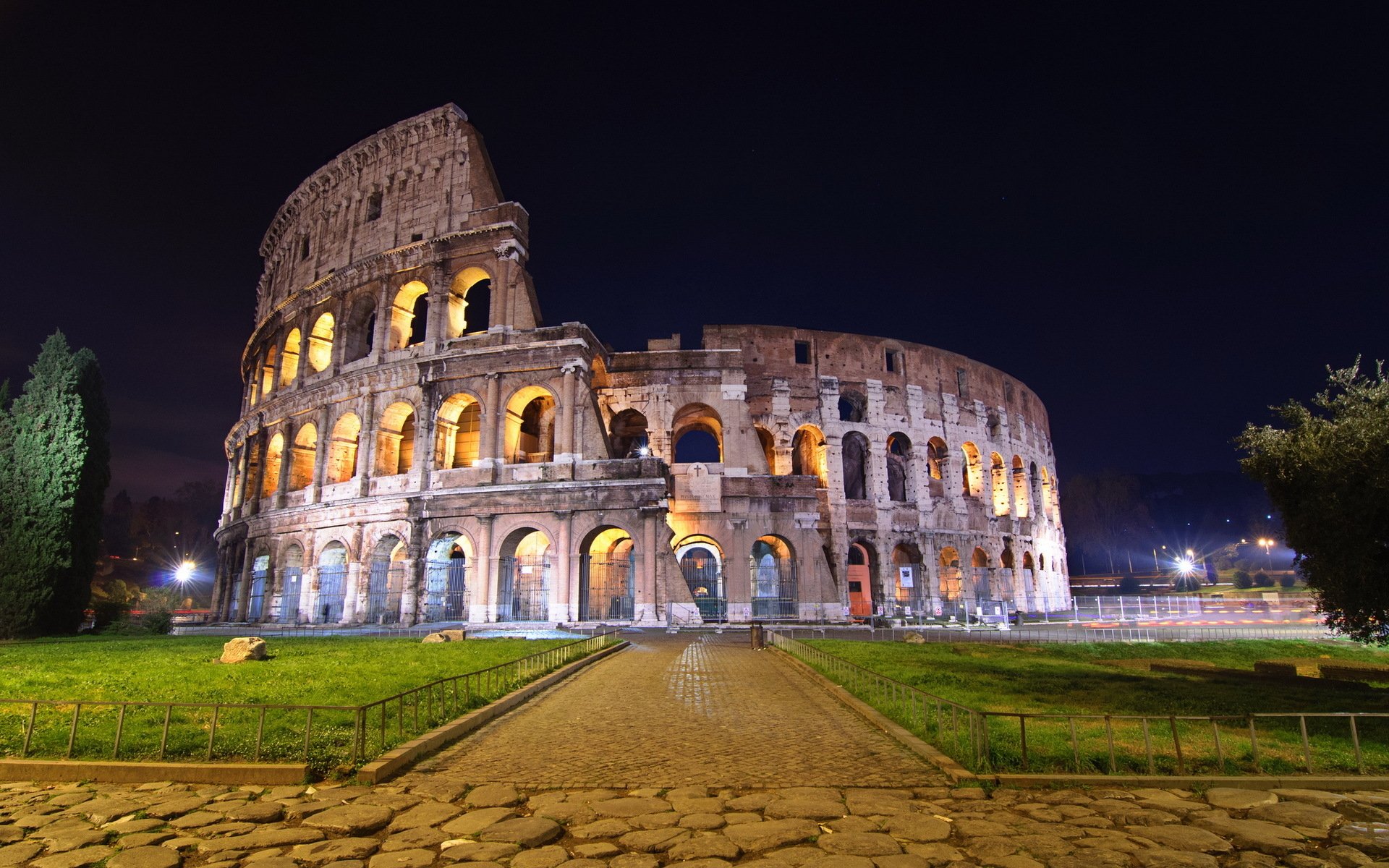 HD Wallpaper of Rome's Iconic Colosseum