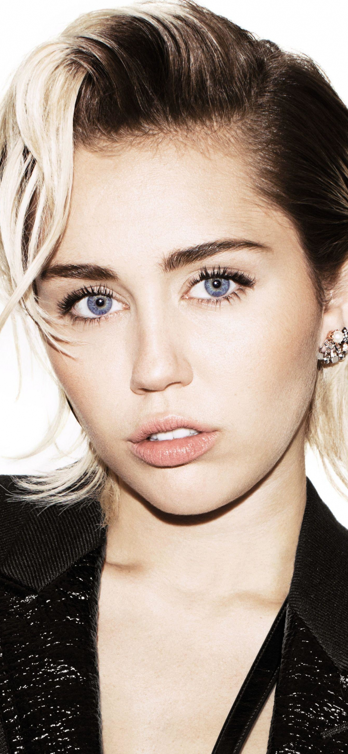 Download wallpaper 1125x2436 blue eyes