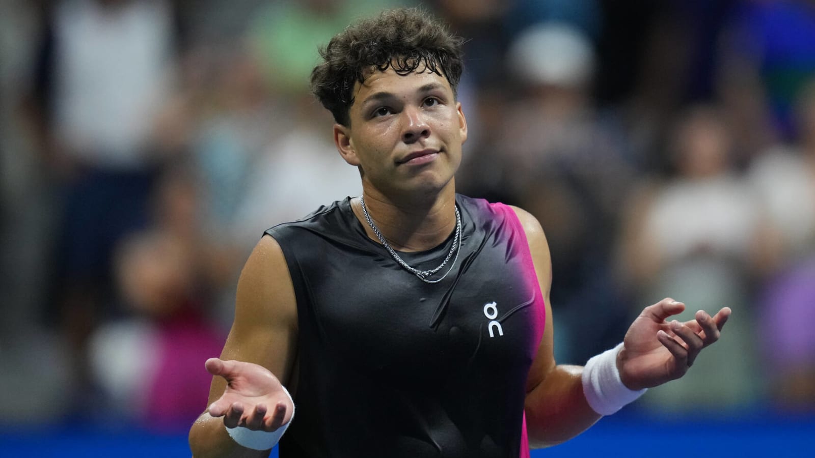 Ben Shelton breaks out phone