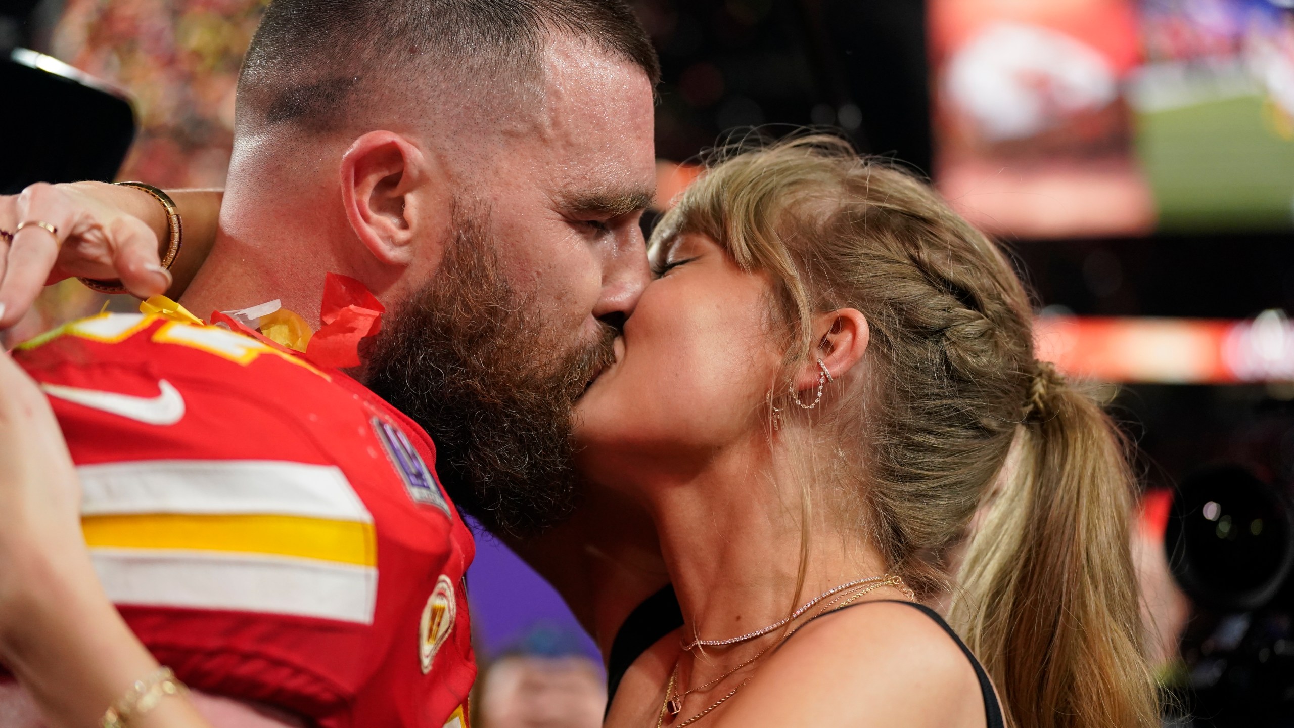 Taylor Swift kisses Travis Kelce on