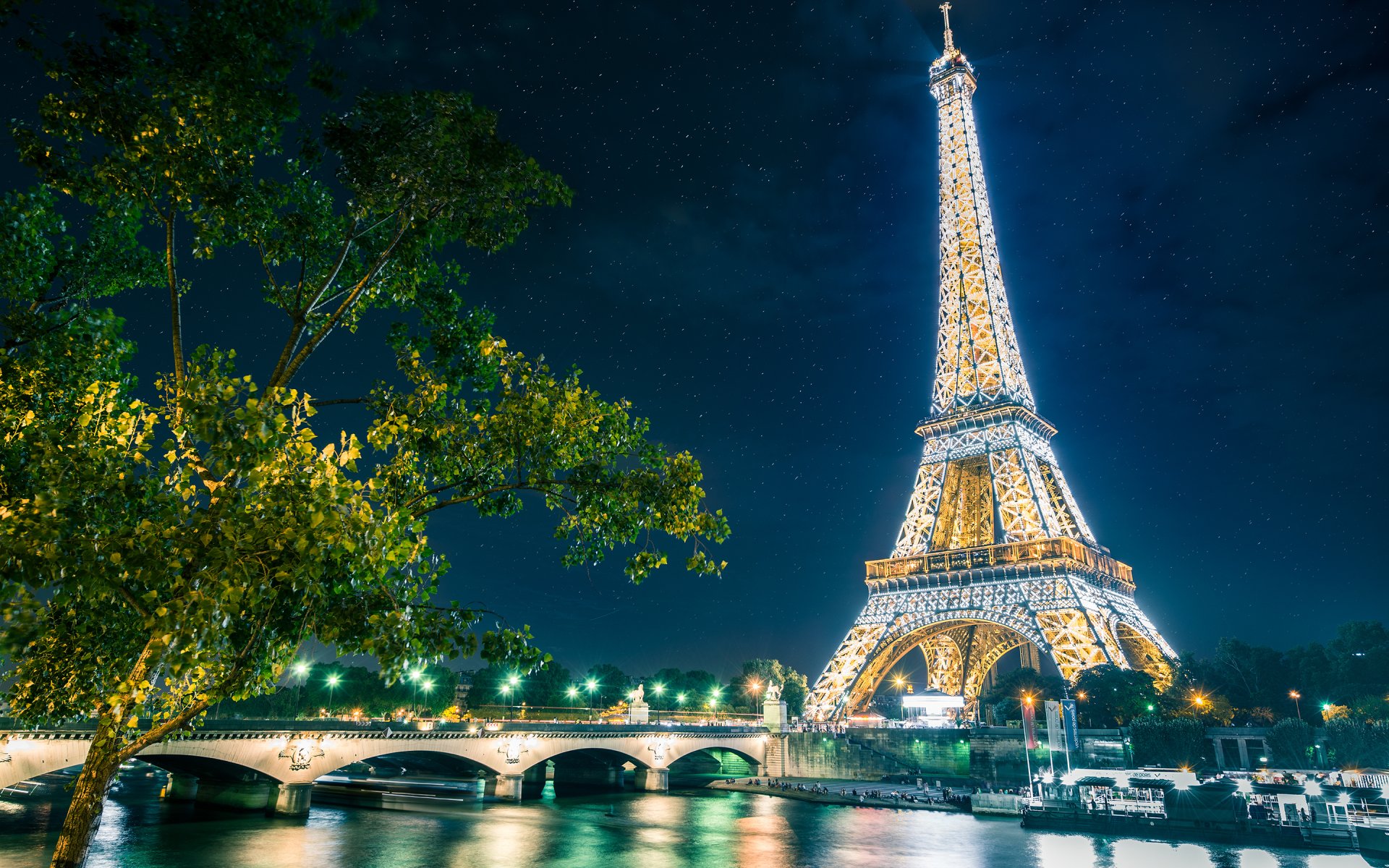 Eiffel Tower HD Wallpaper