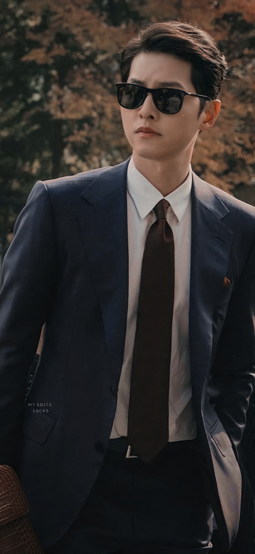 vincenzo ; lockscreen like / reblog if