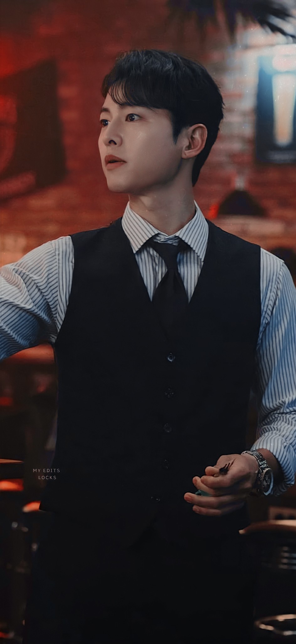 vincenzo ; lockscreen like / reblog if