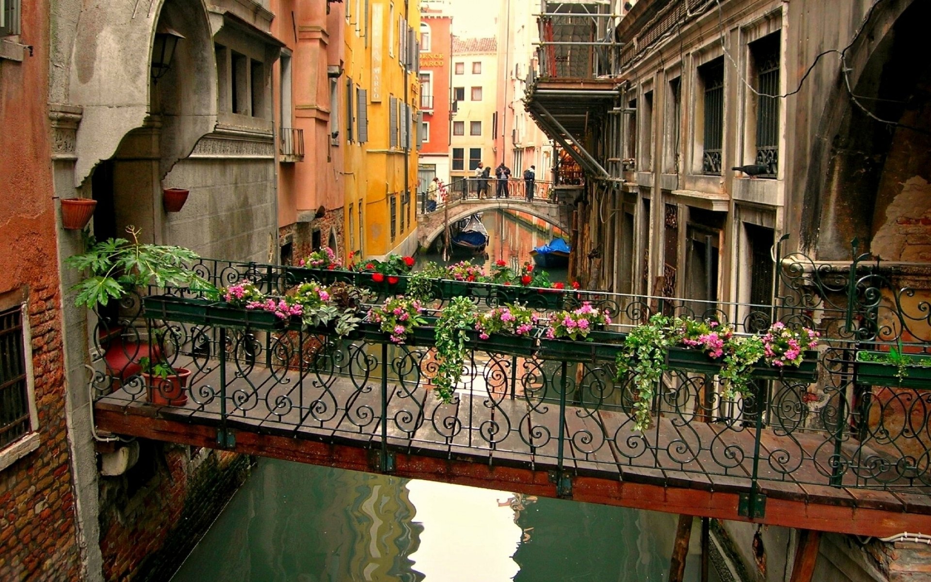 Charming Venice: HD Wallpaper of Man