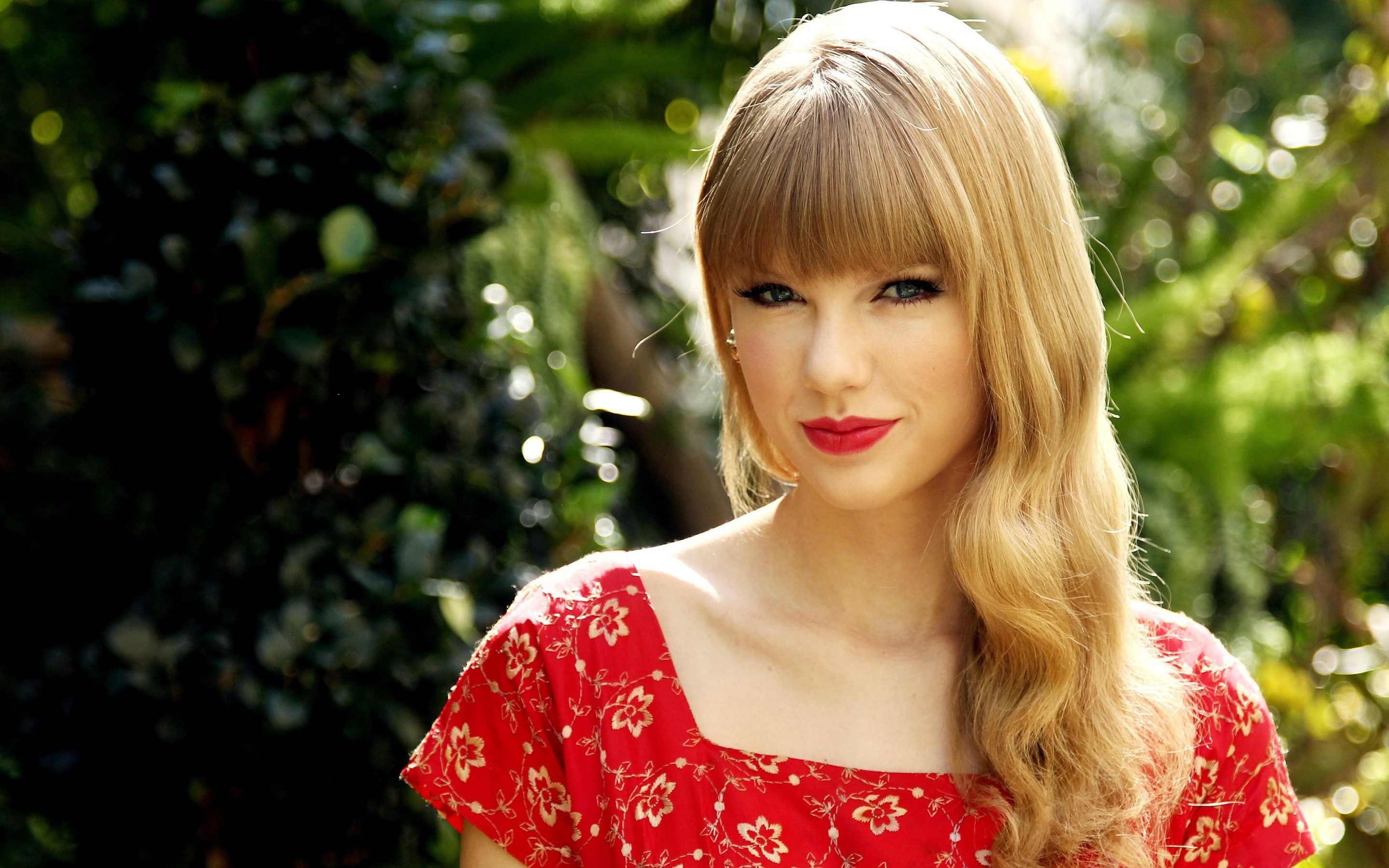 Taylor Swift for Red Wallpaper