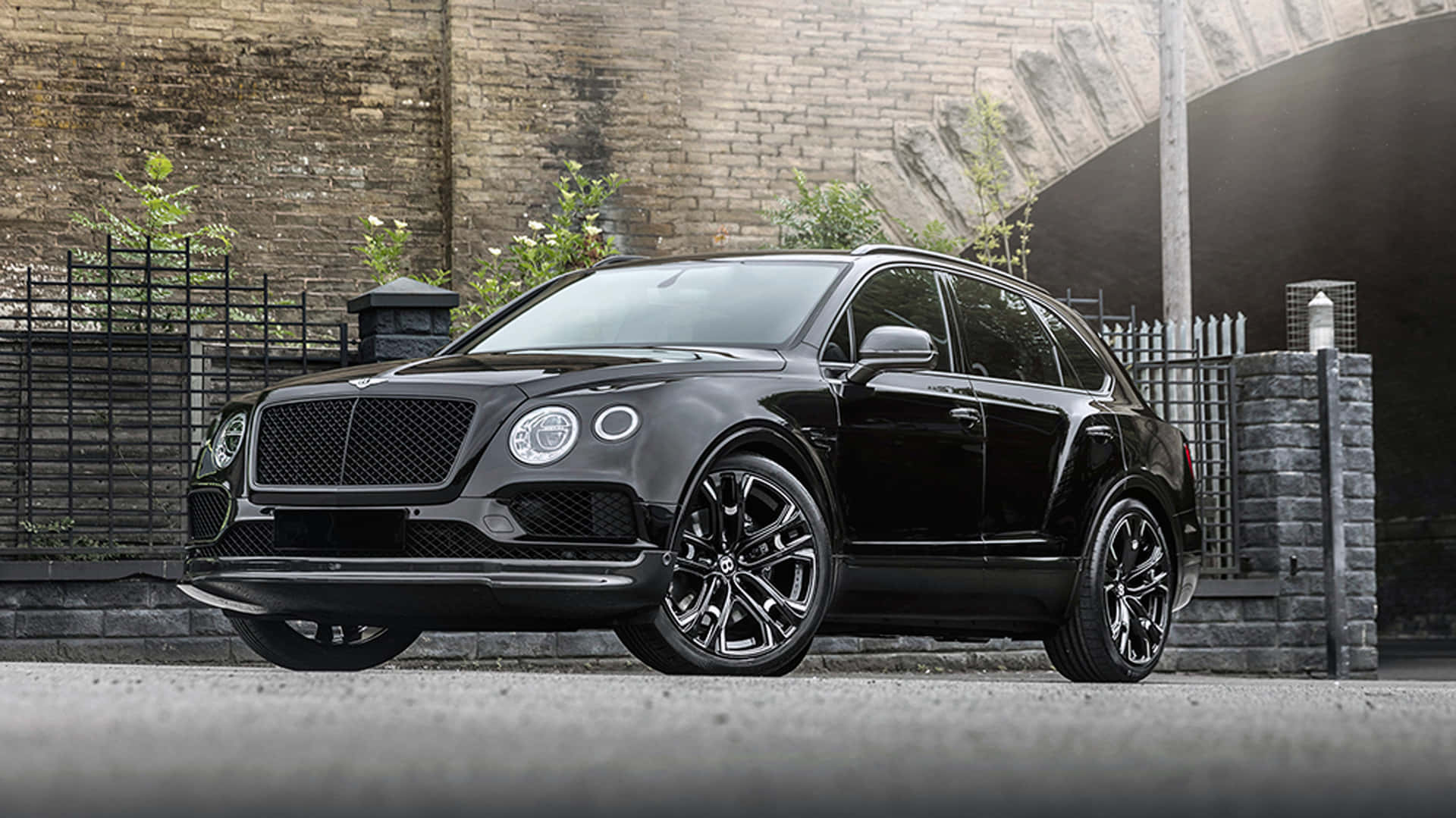 Download Luxurious Bentley Bentayga SUV