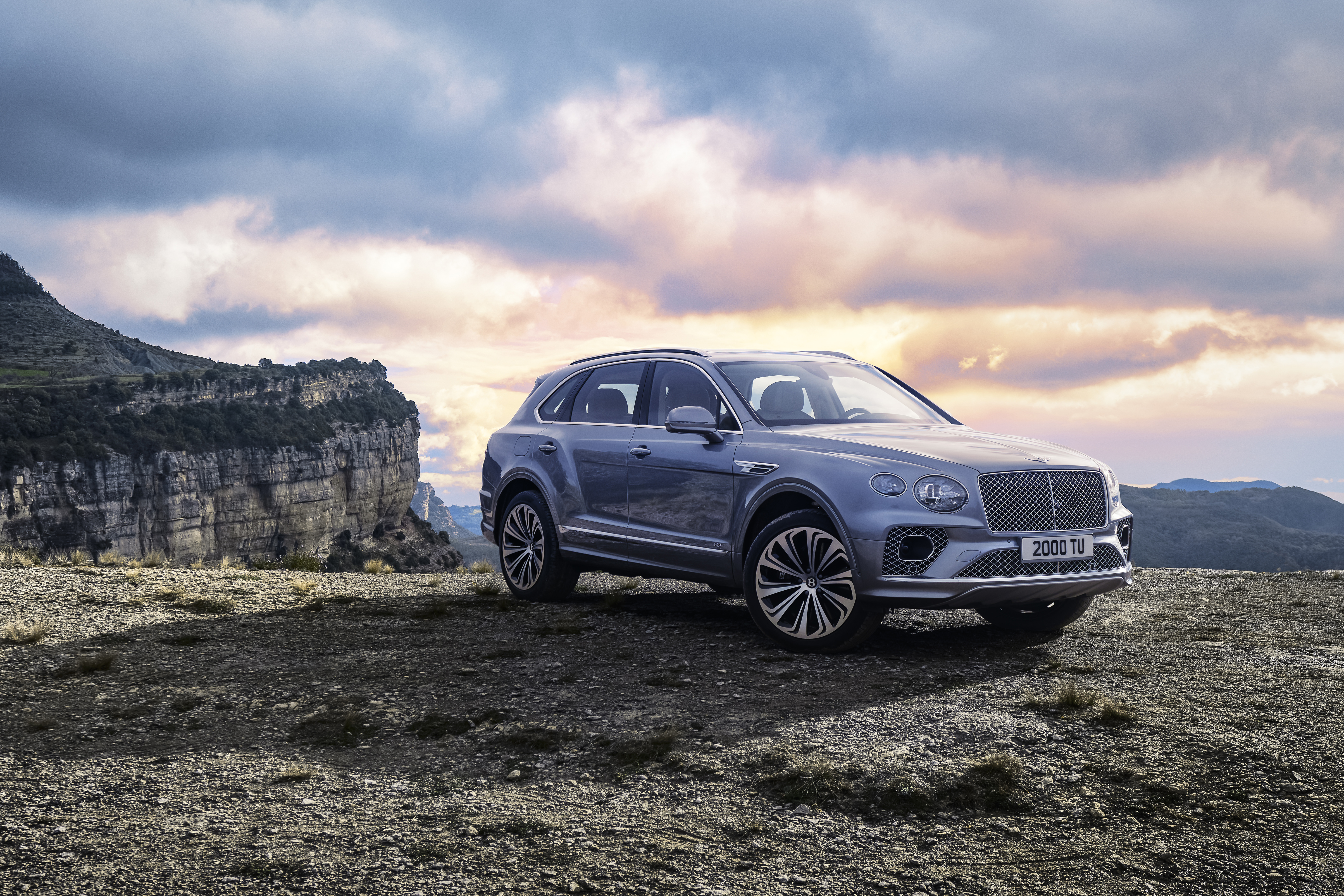 Bentley Bentayga V8 Wallpaper 4K