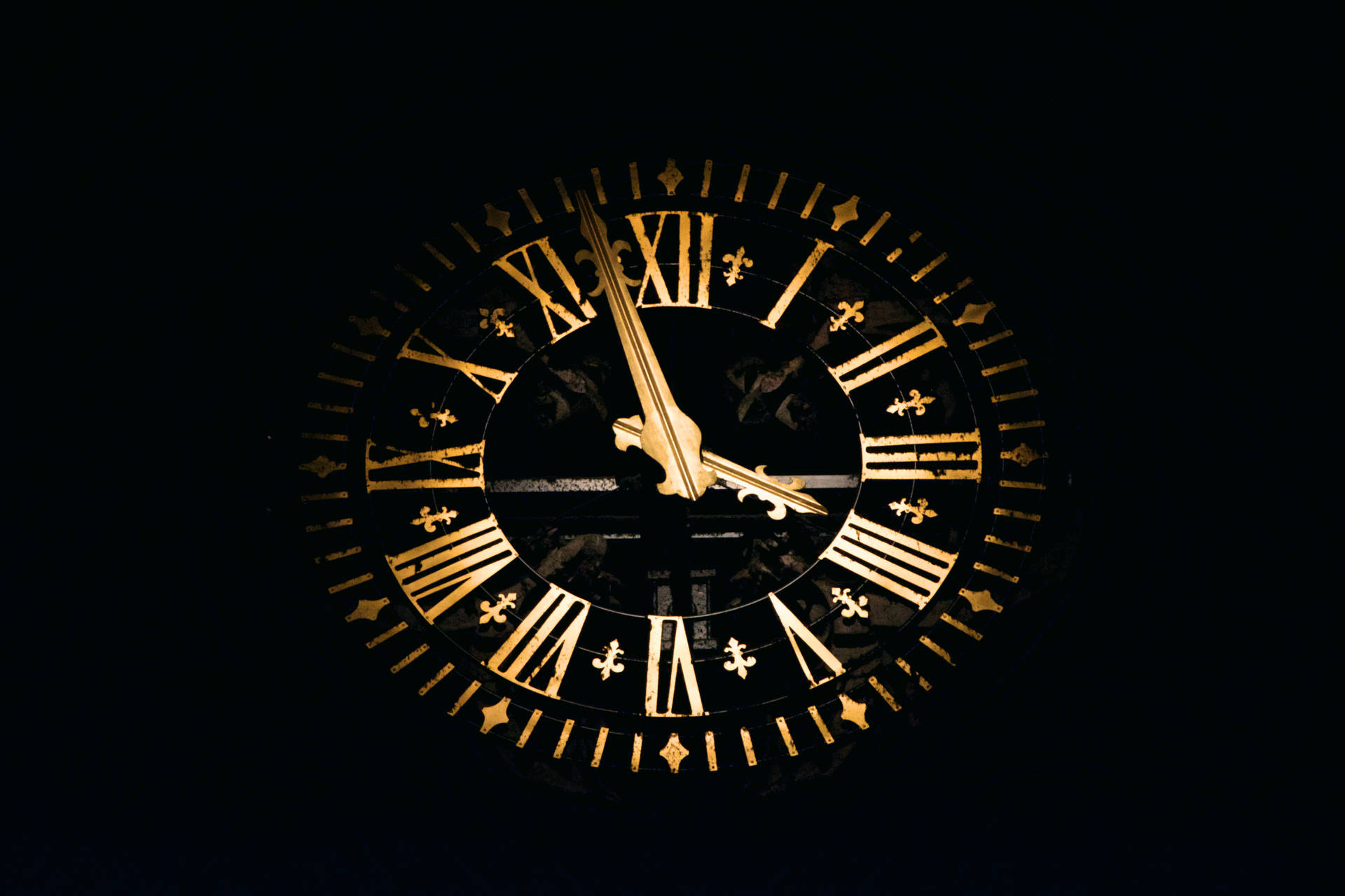 Clock In Gold And Black Wallpaper