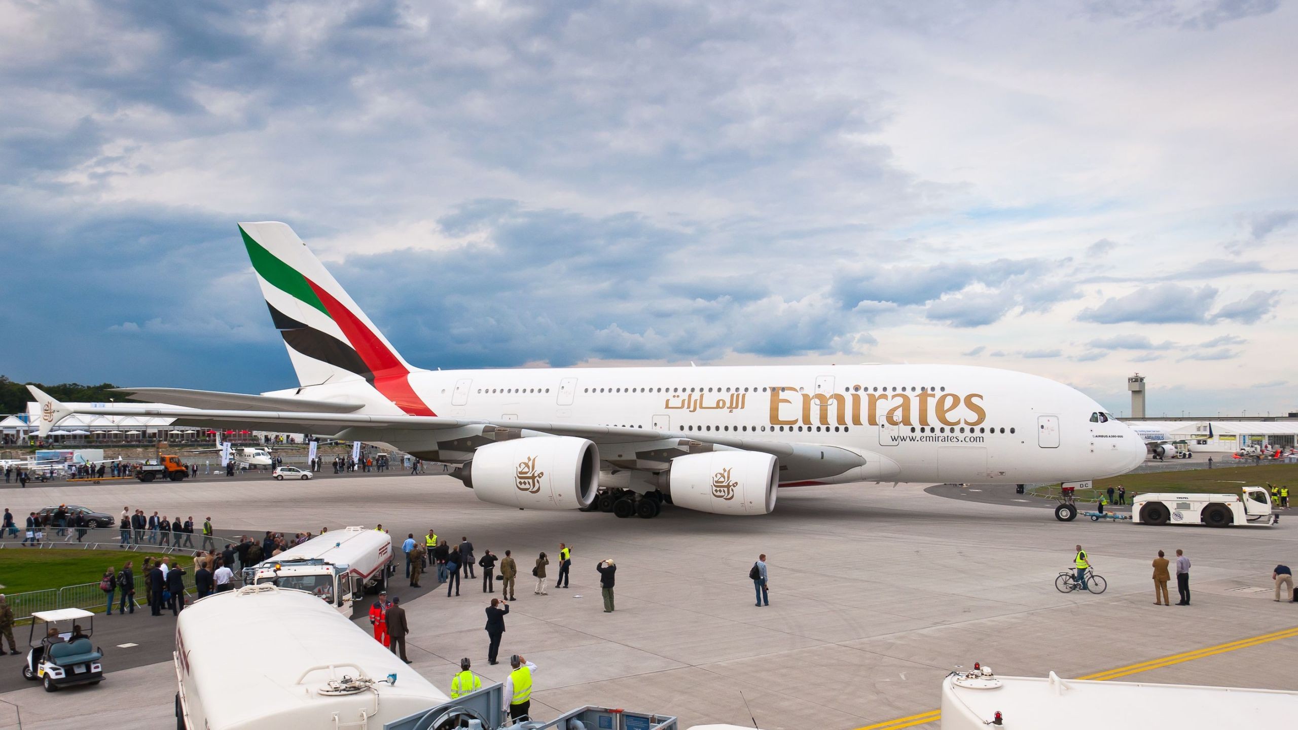 Emirates Airbus A380 HD Wallpaper: A