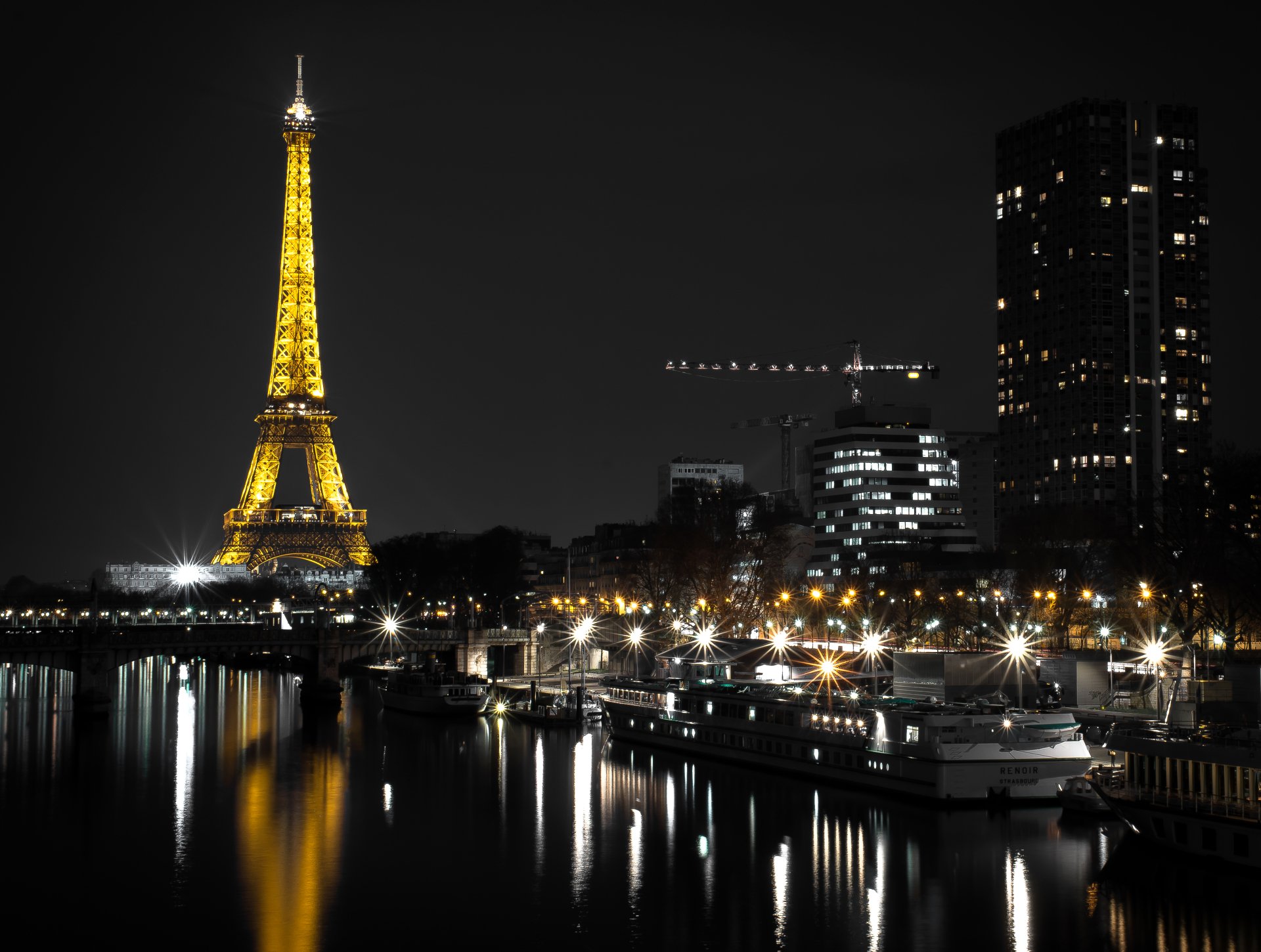 Paris Night Reflection Ultra HD