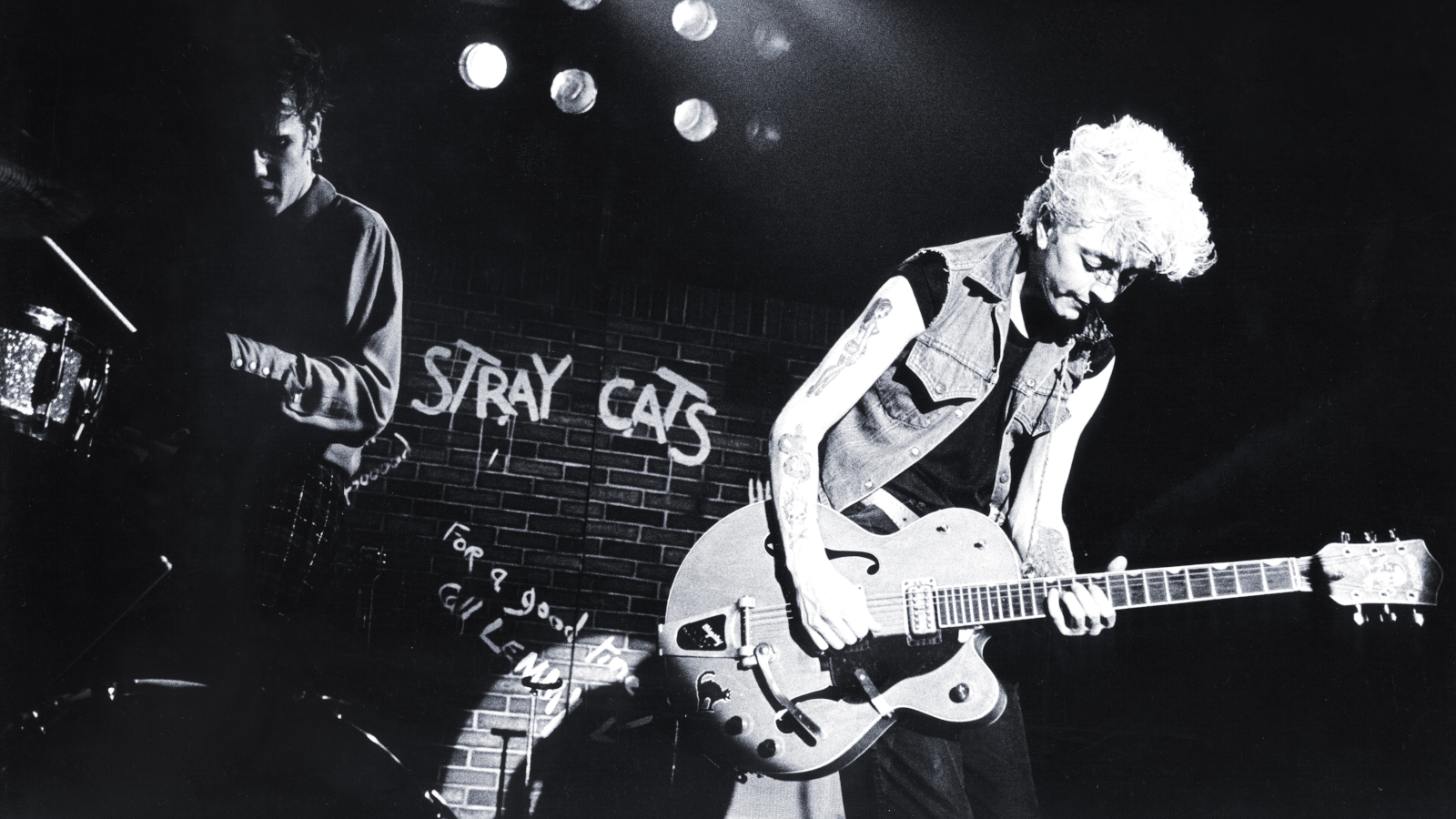 Watch Stray Cats Reignite '50s Rock and Roll at the 1981 Montreux Jazz Festival With Their Classic Hit “Stray Cat Strut”