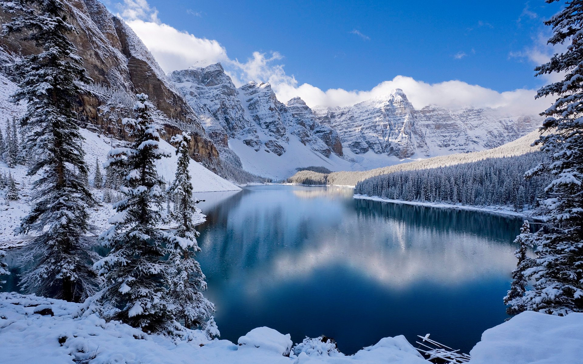 HD Wallpaper of a Snowy Mountain Lake