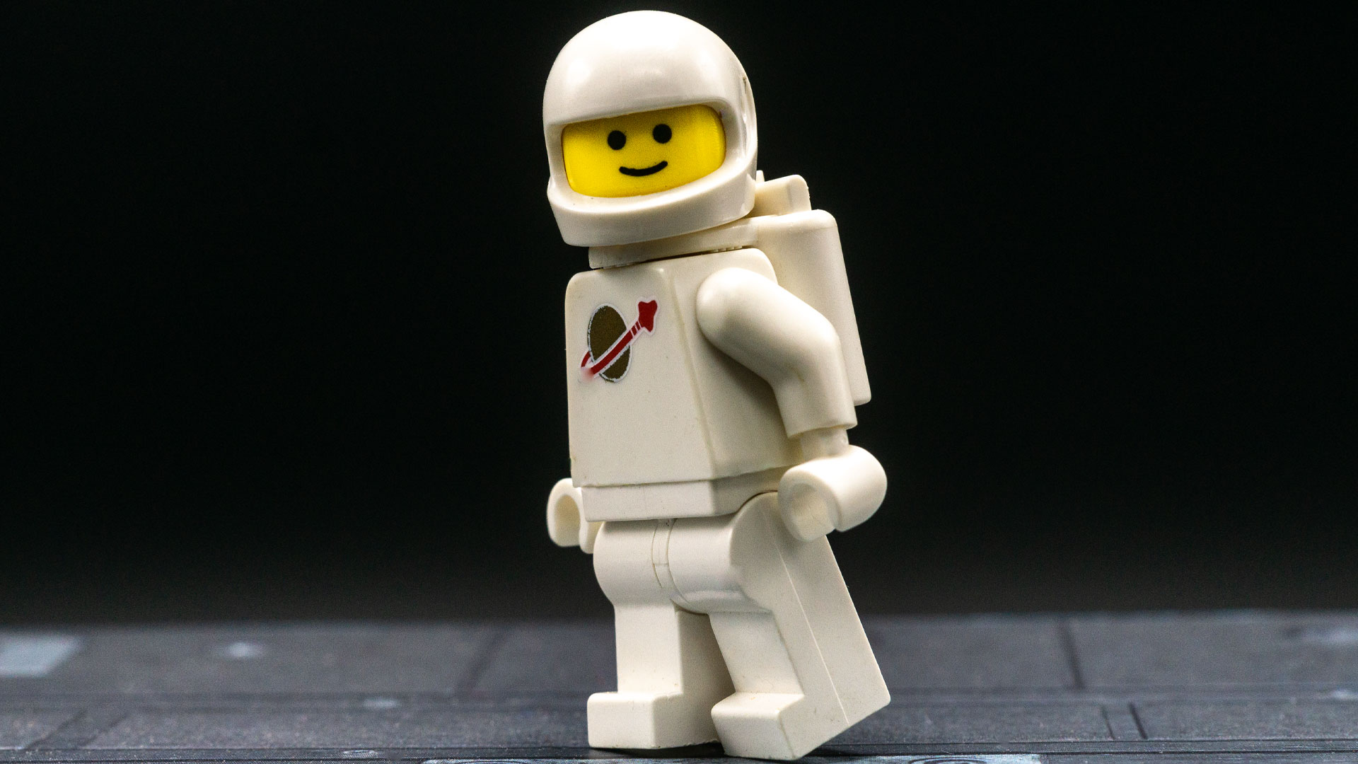 Realistically posing LEGO minifigures
