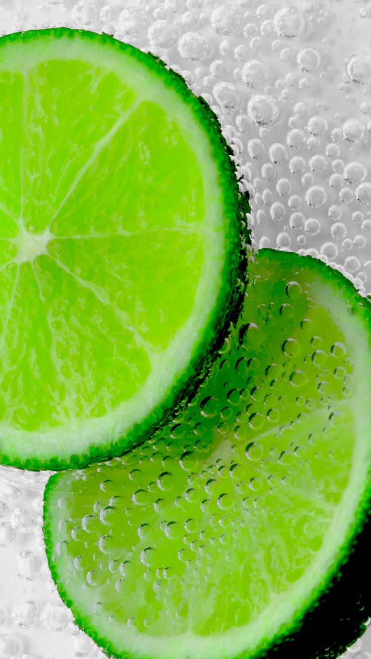 Lime, slices, bubbles wallpaper
