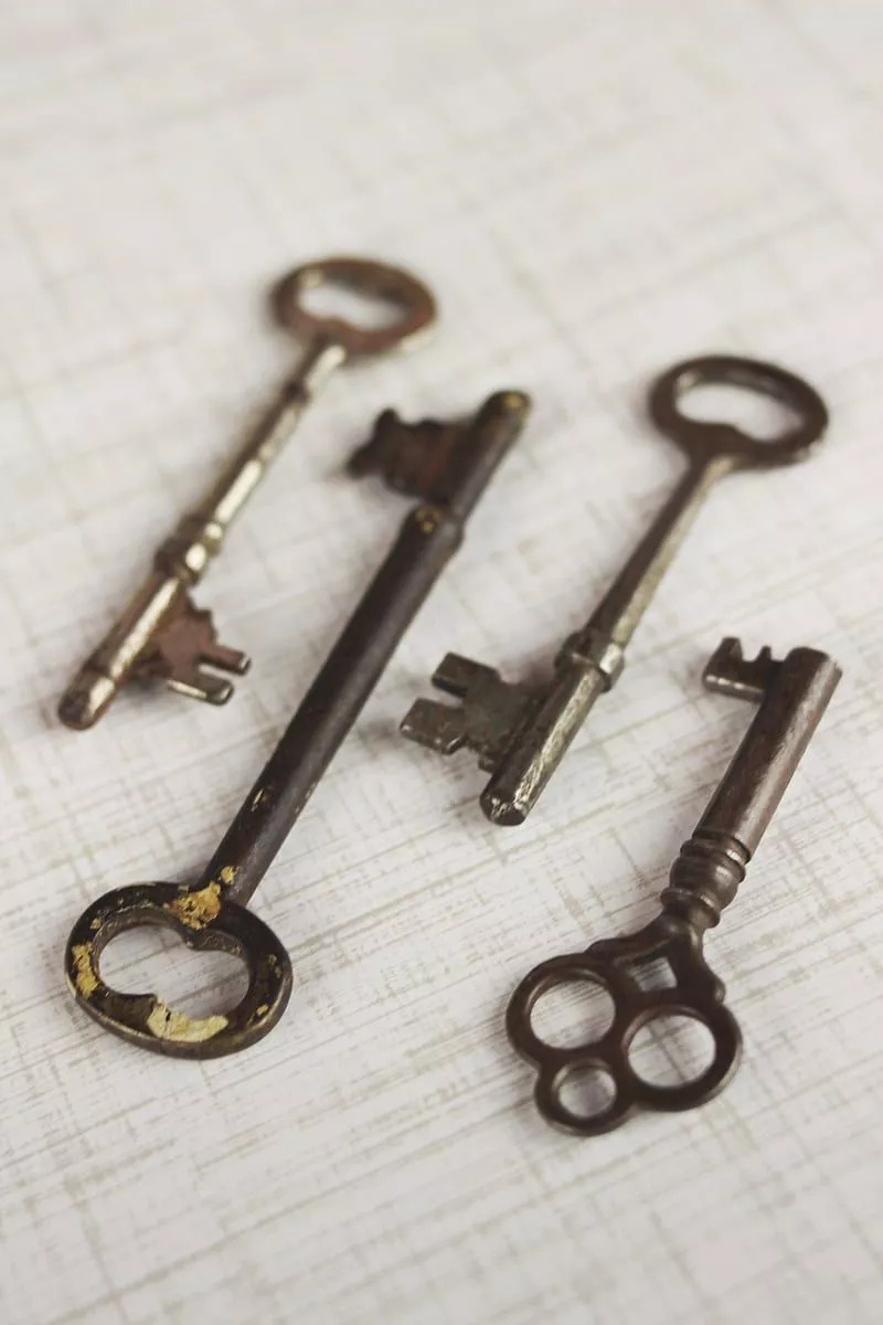 Four brass skeleton keys, HD phone