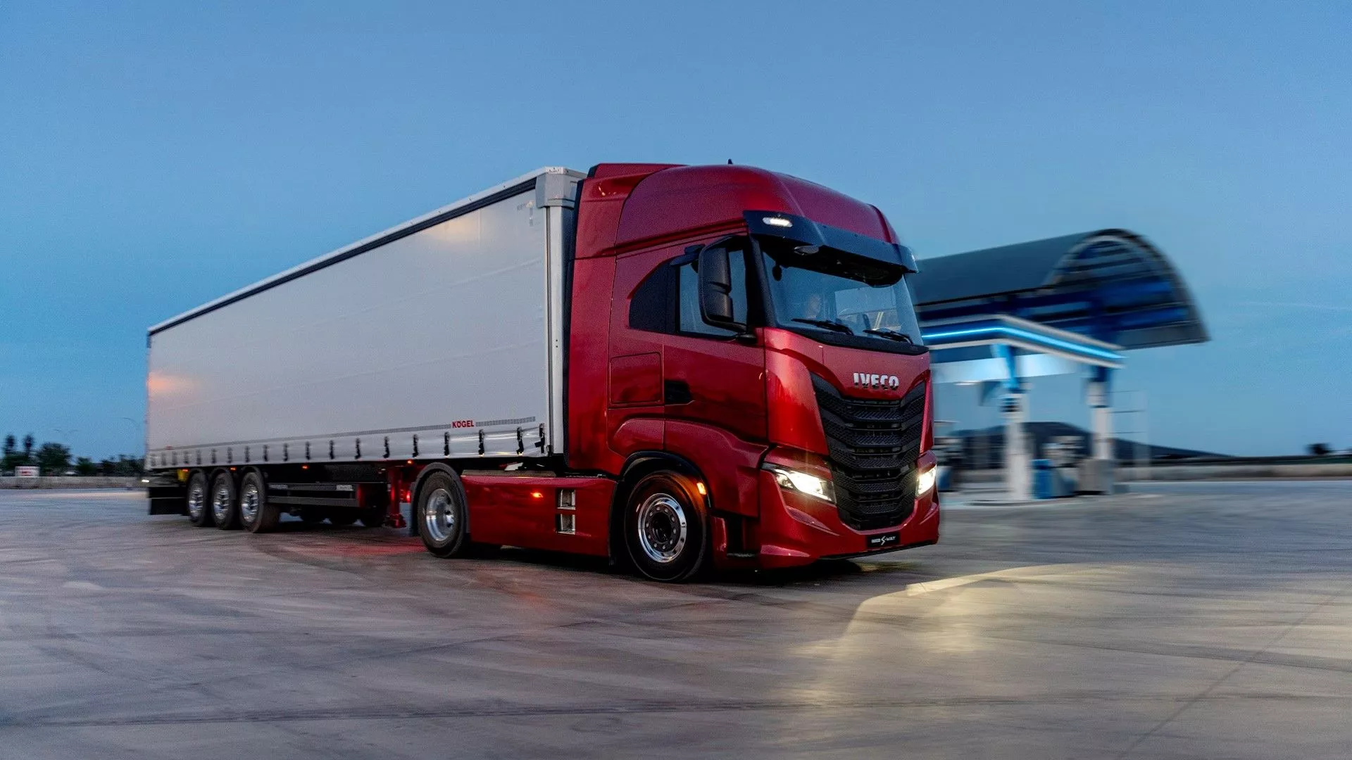 IVECO launches new IVECO S−WAY: the 100