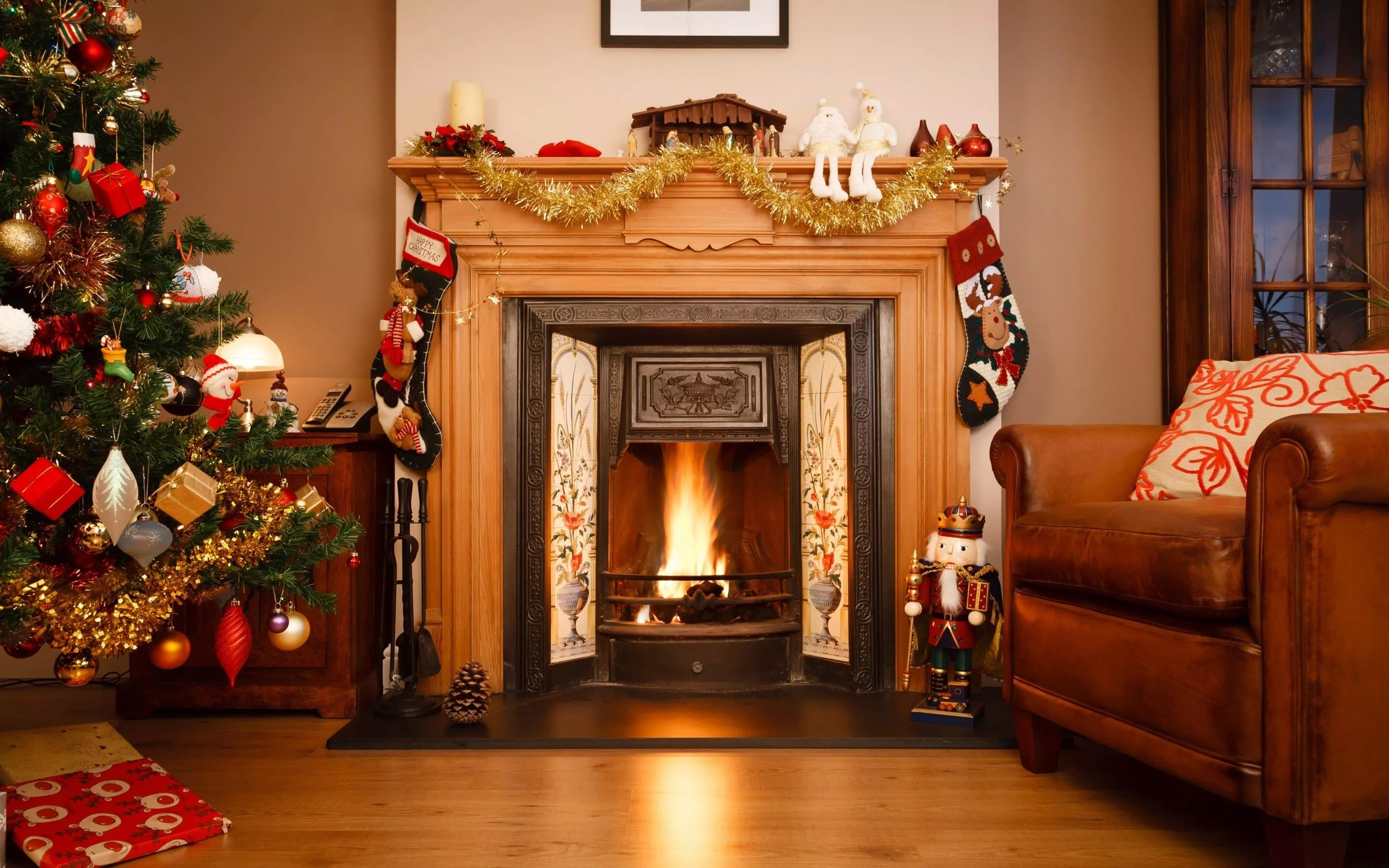 Christmas Fireplace Wallpaper 32
