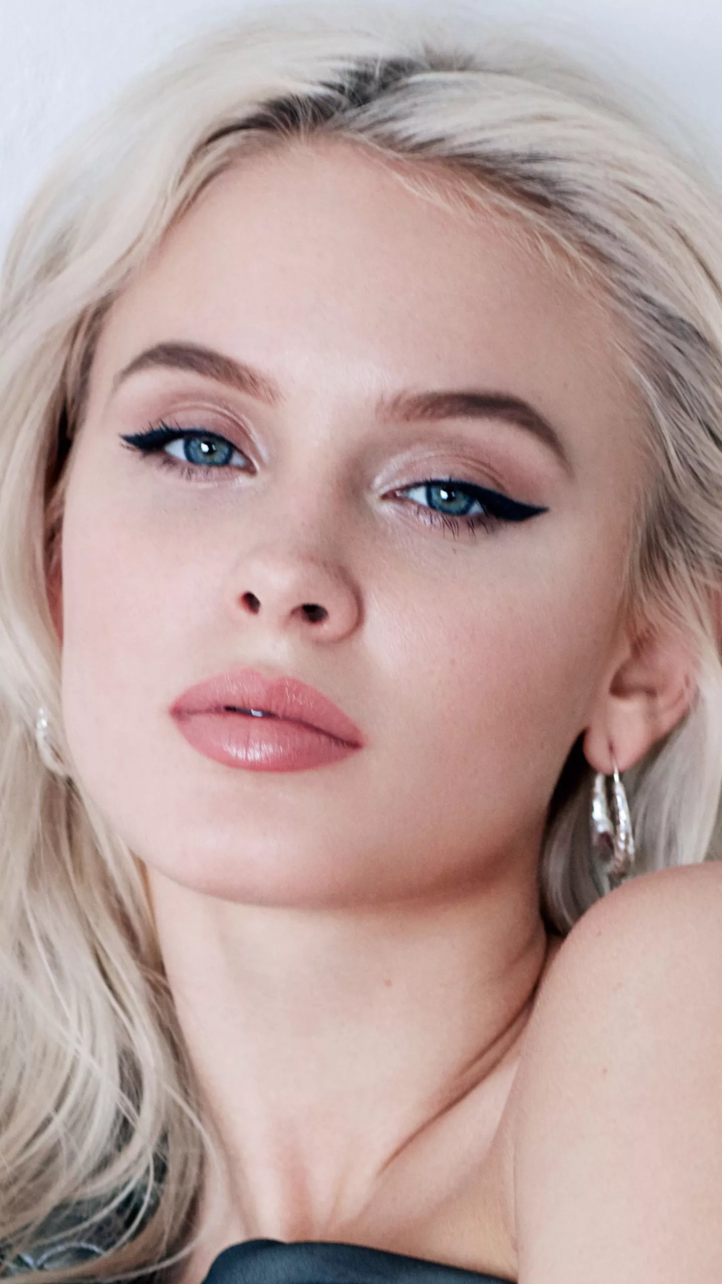 Download Zara Larsson wallpaper