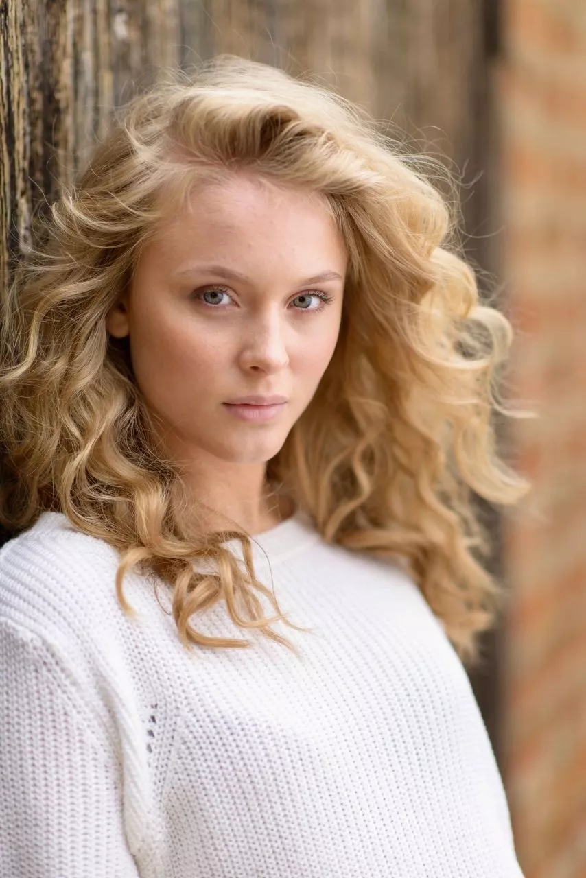 Zara Larsson iPhone Wallpaper