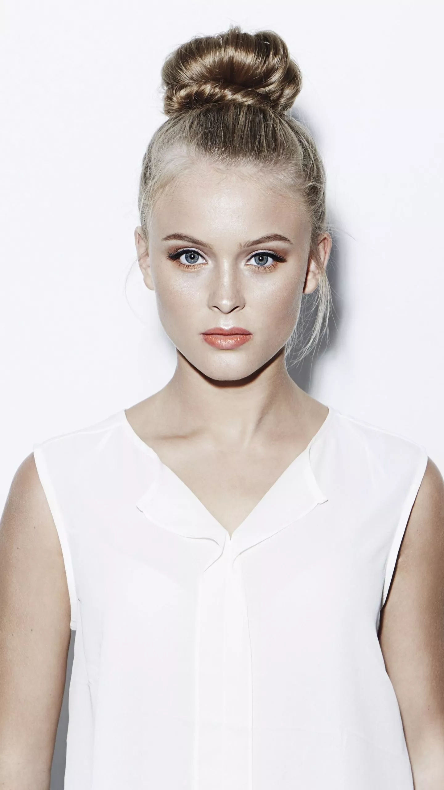 Zara Larsson iPhone Wallpaper
