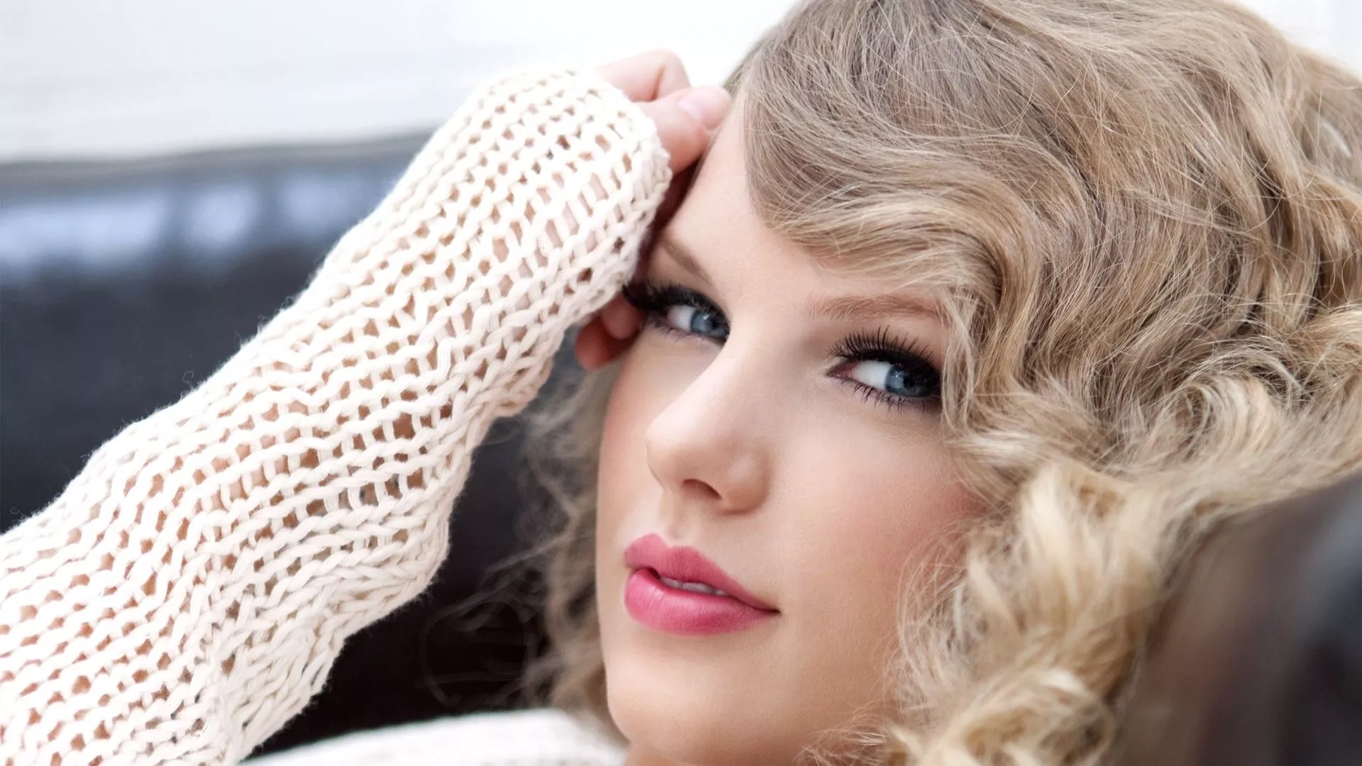Taylor Swift HD Wallpaper: A Musical Icon