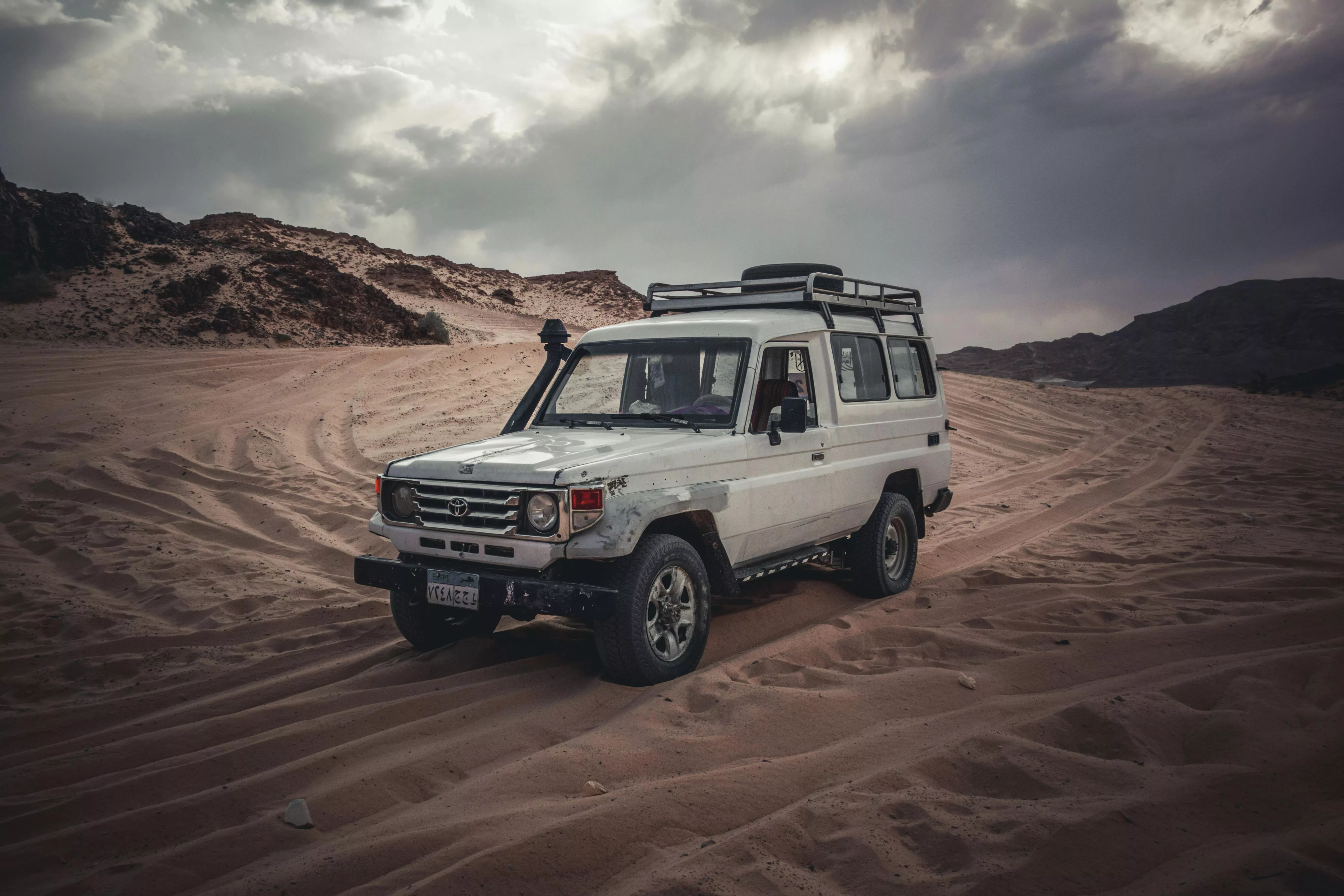 Toyota Land Cruiser on Desert · Free