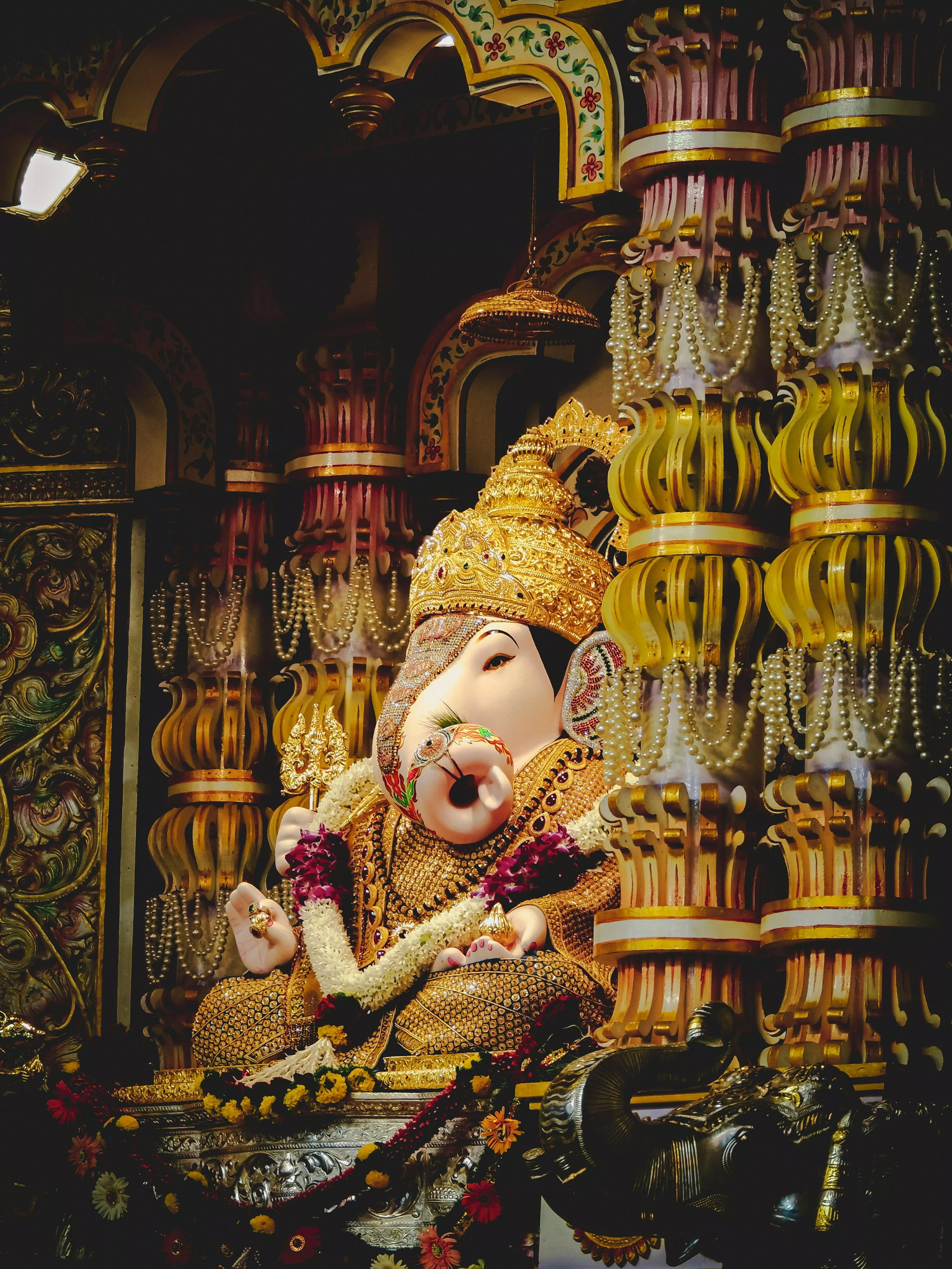 Lord Ganesha figurine photo