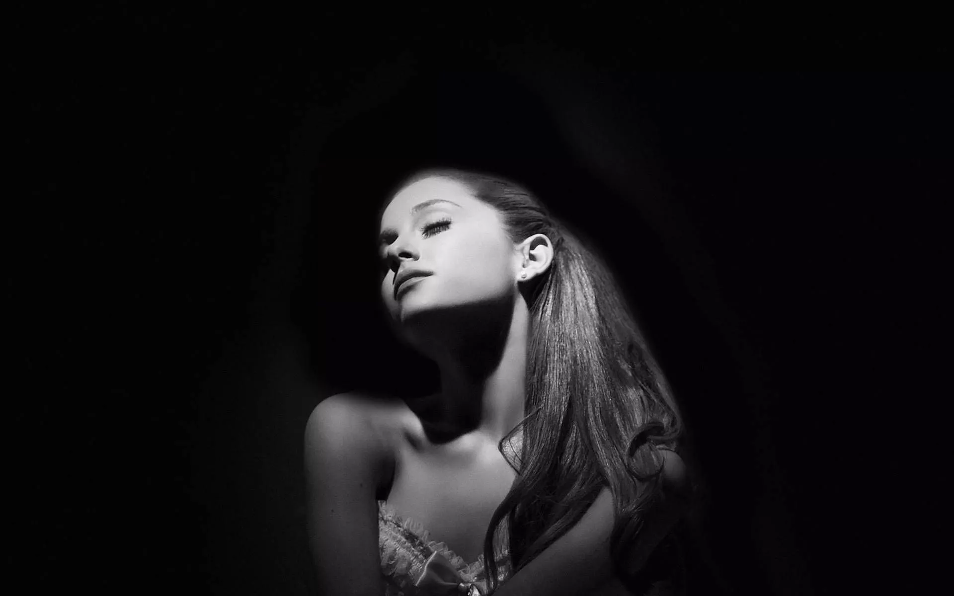 Dark Laptop Ariana Grande Wallpaper