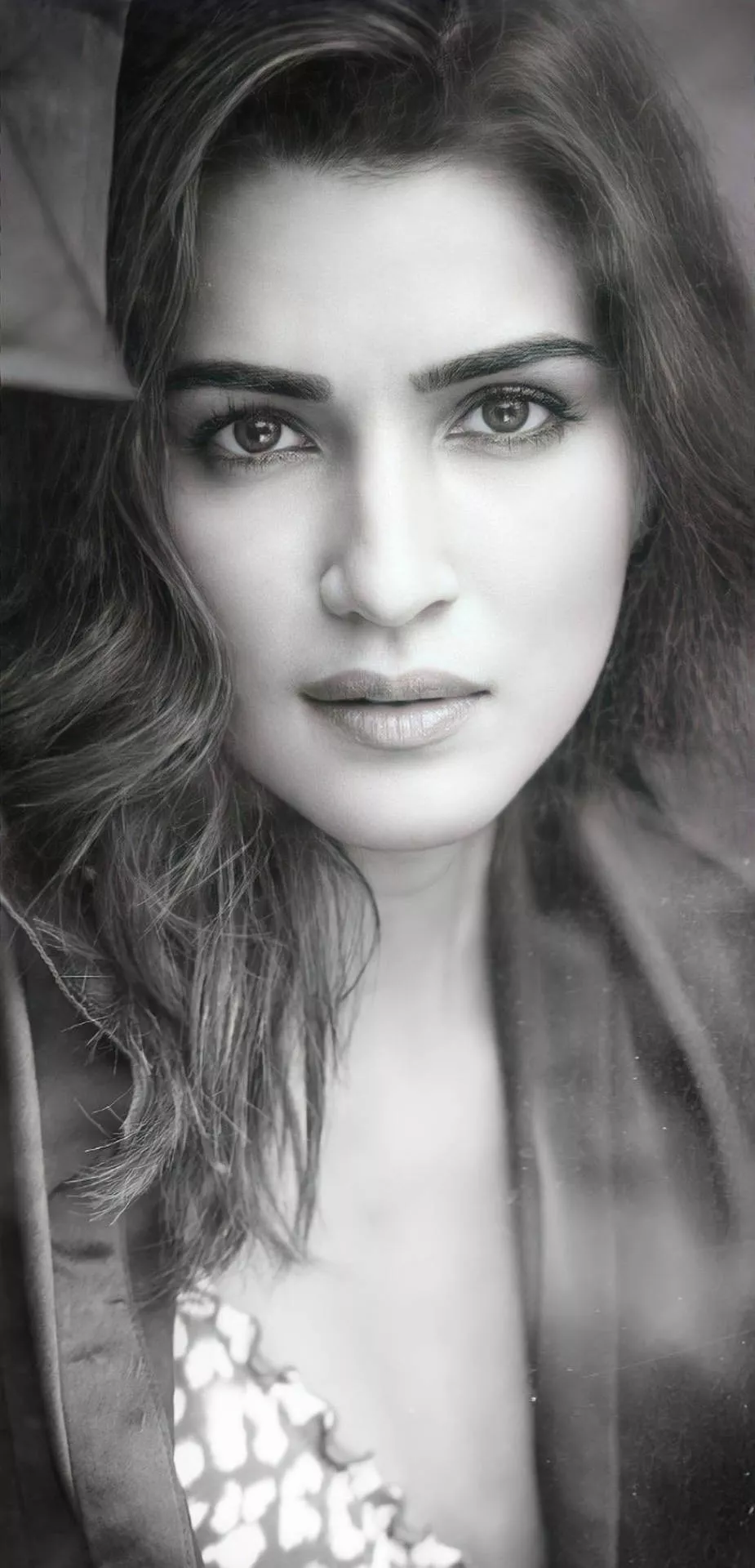 Kriti Sanon Grayscale HD Wallpaper