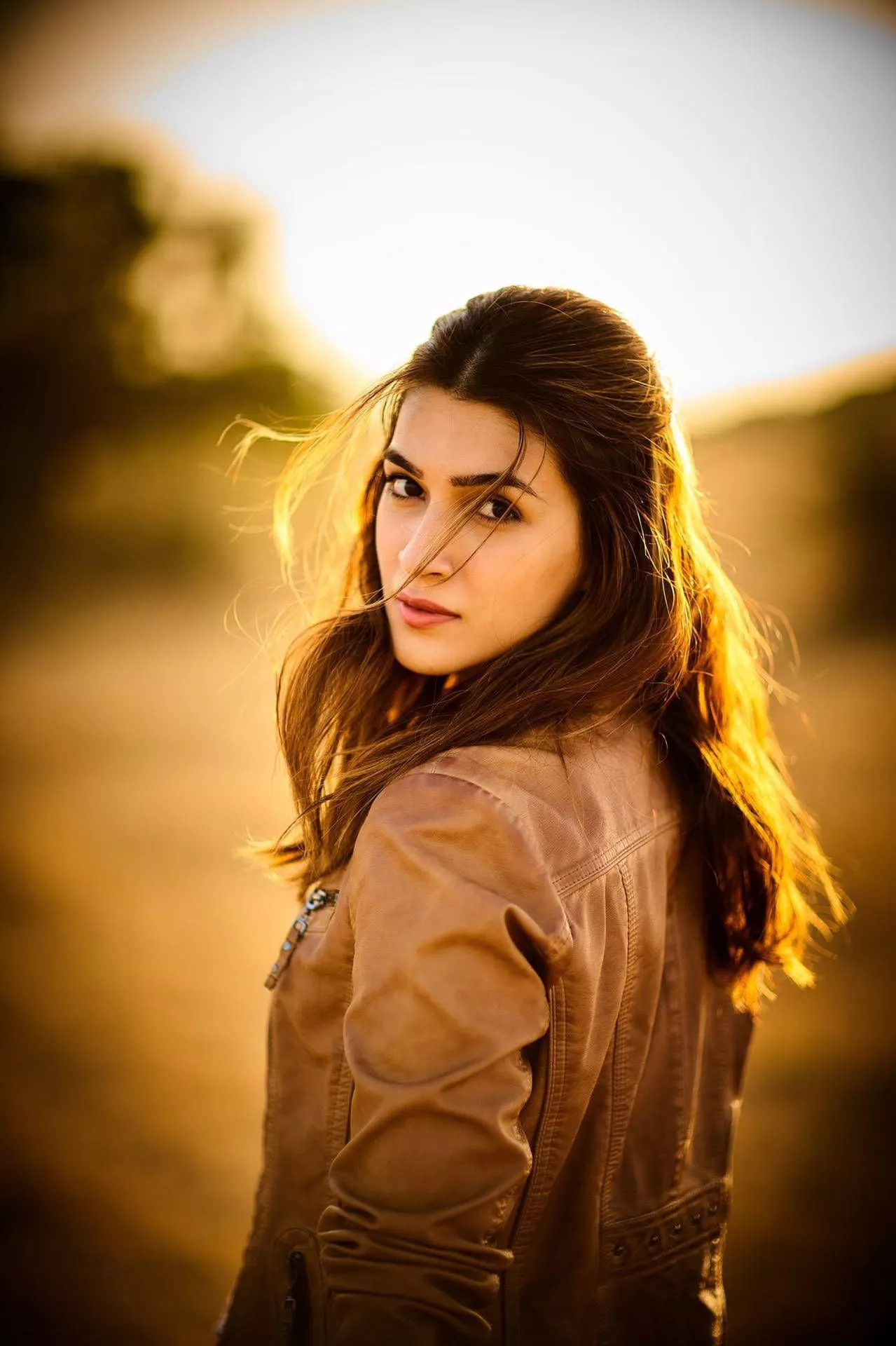 Simple Kriti Sanon HD Wallpaper