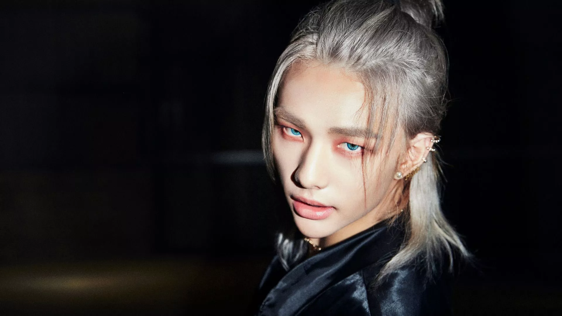 Stray Kids Hyunjin Back Door Wallpaper