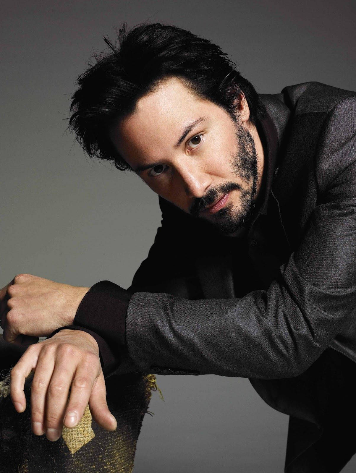 Celebrity Keanu Reeves Leaning Pose