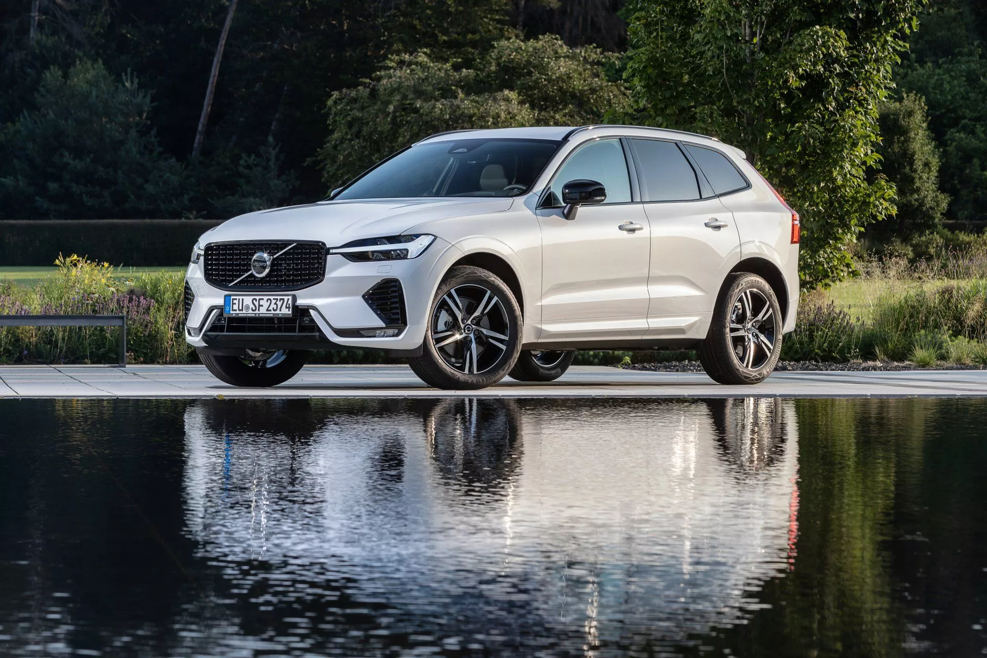 Download SUV Volvo XC60 B5 R Design
