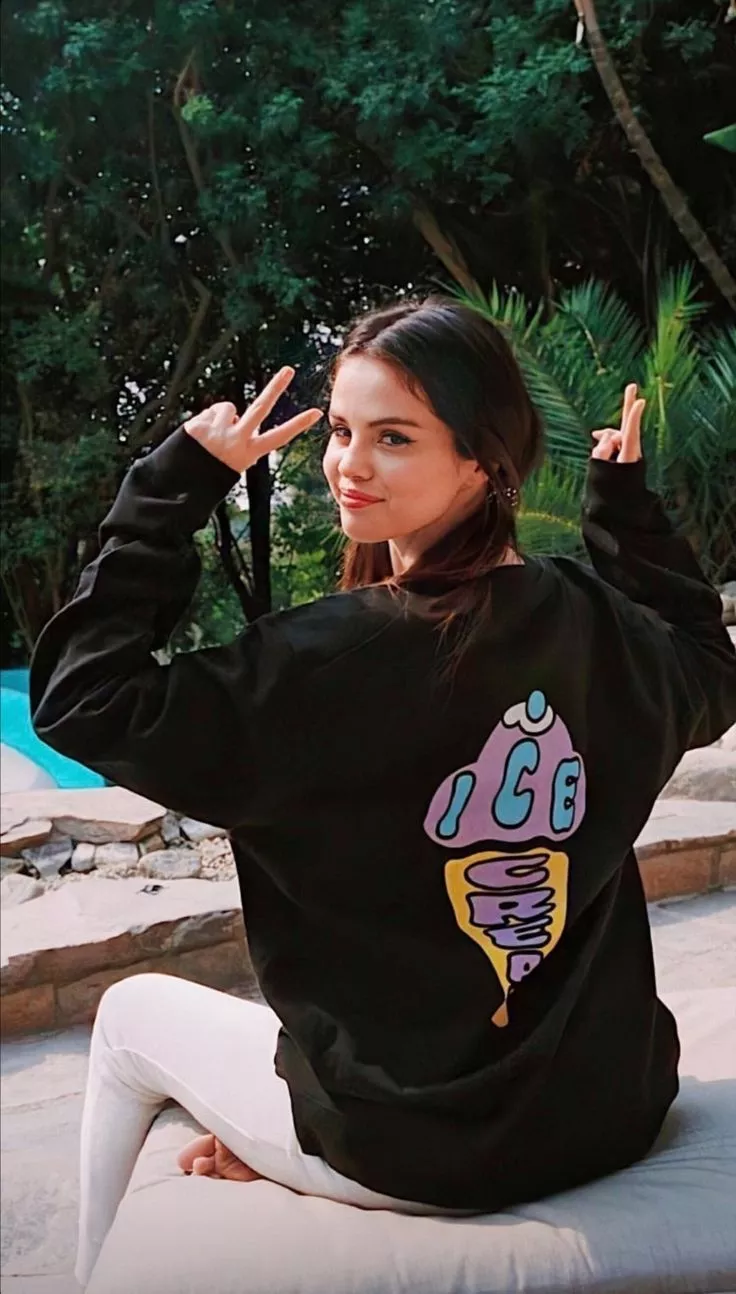 Selena Gomez Wallpaper